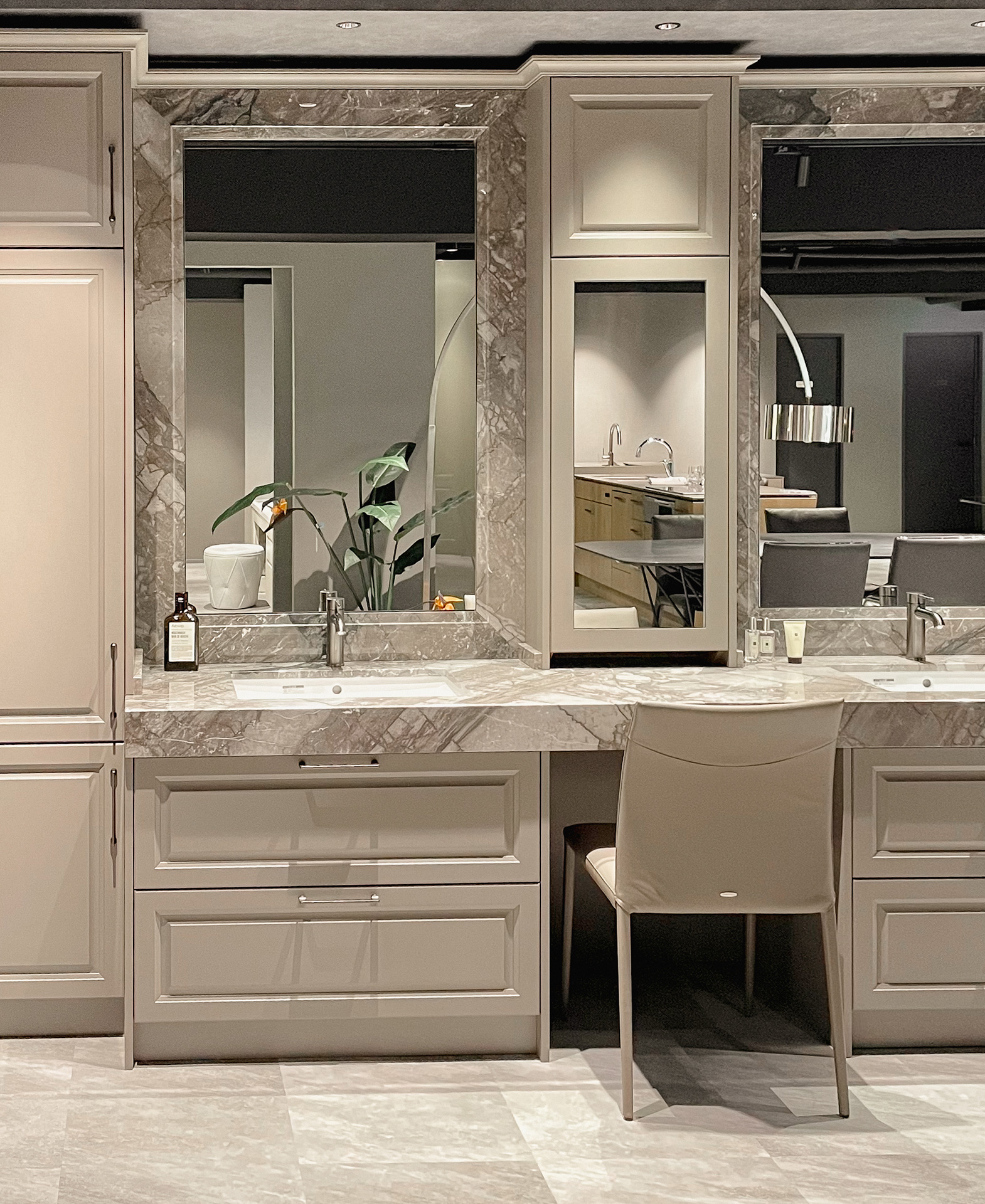 写真：大理石が主役のラグジュアリー洗面