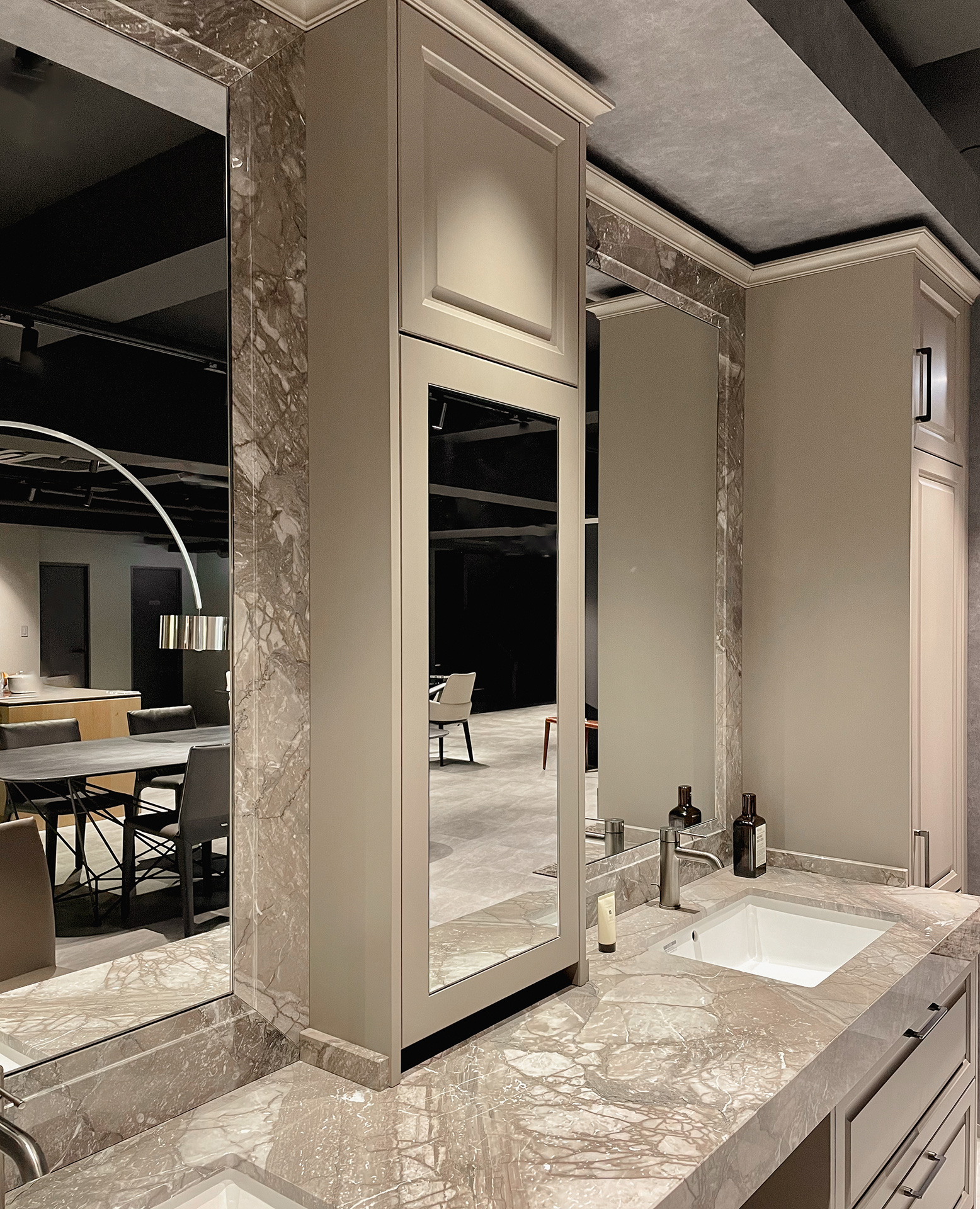 写真：大理石が主役のラグジュアリー洗面