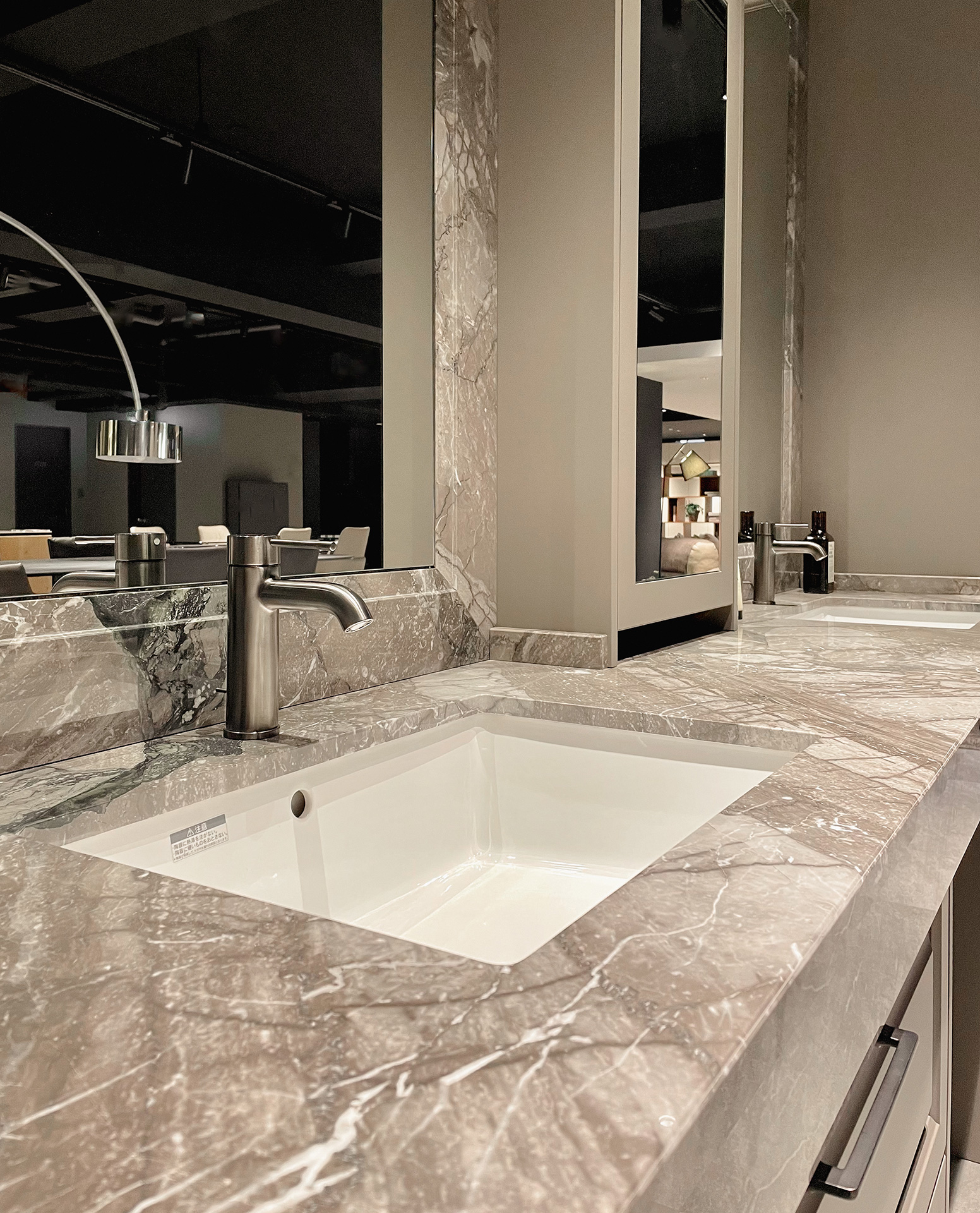 写真：大理石が主役のラグジュアリー洗面