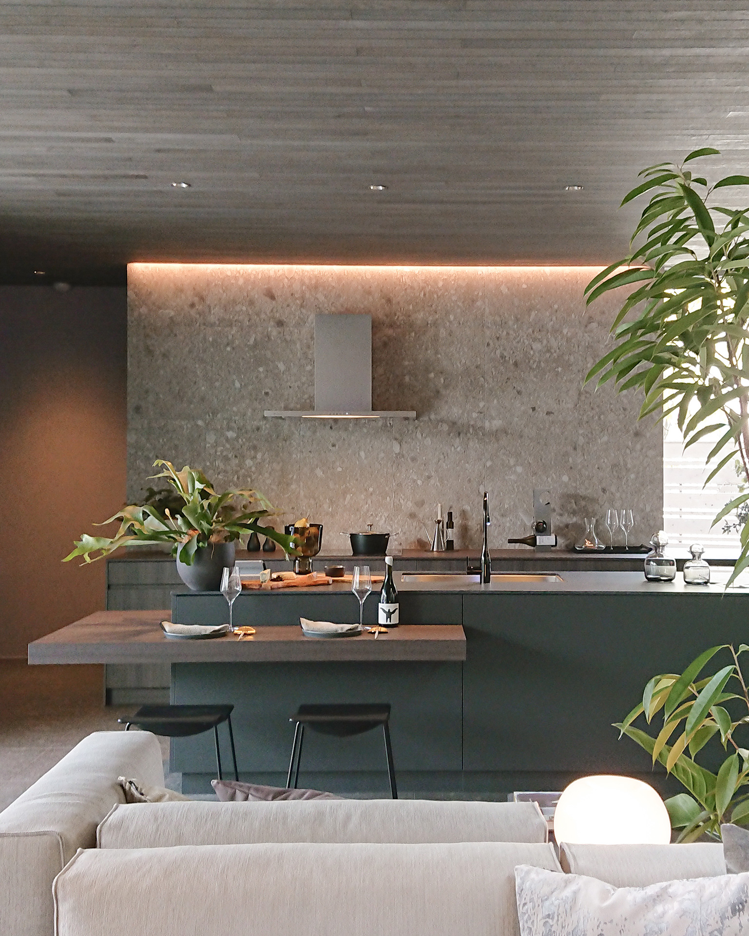 完成されたデザインのカウンターキッチン