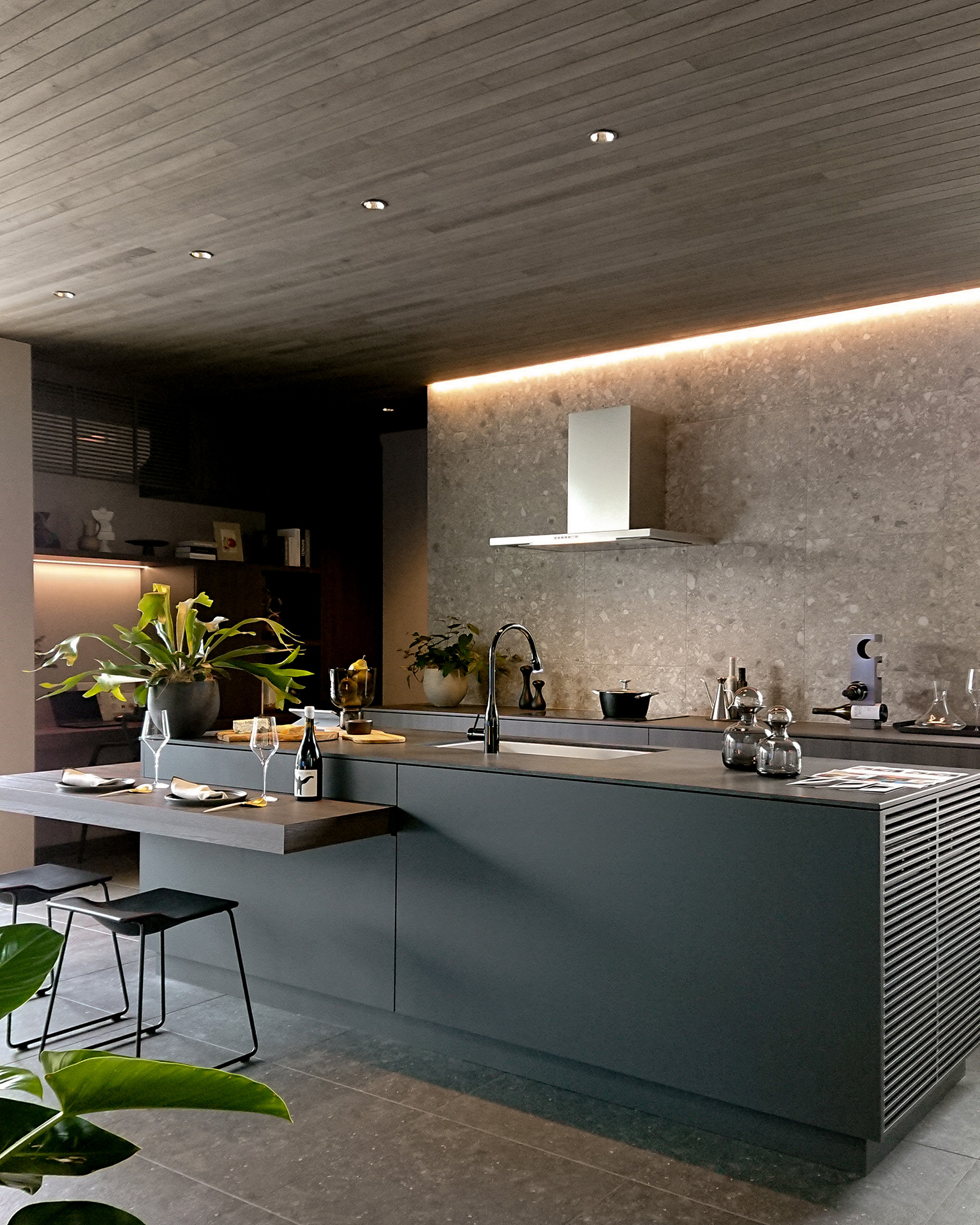 写真:完成されたデザインのカウンターキッチン