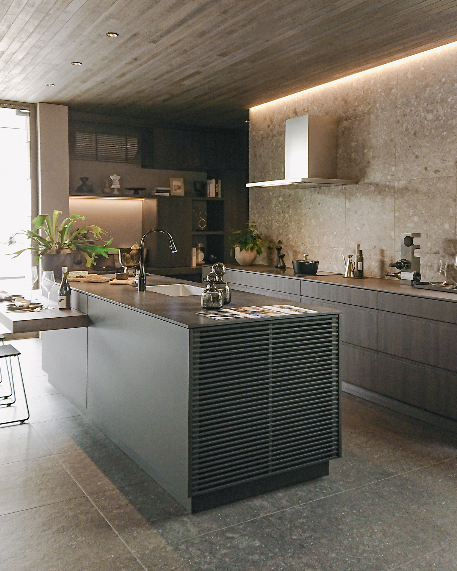 写真:完成されたデザインのカウンターキッチン