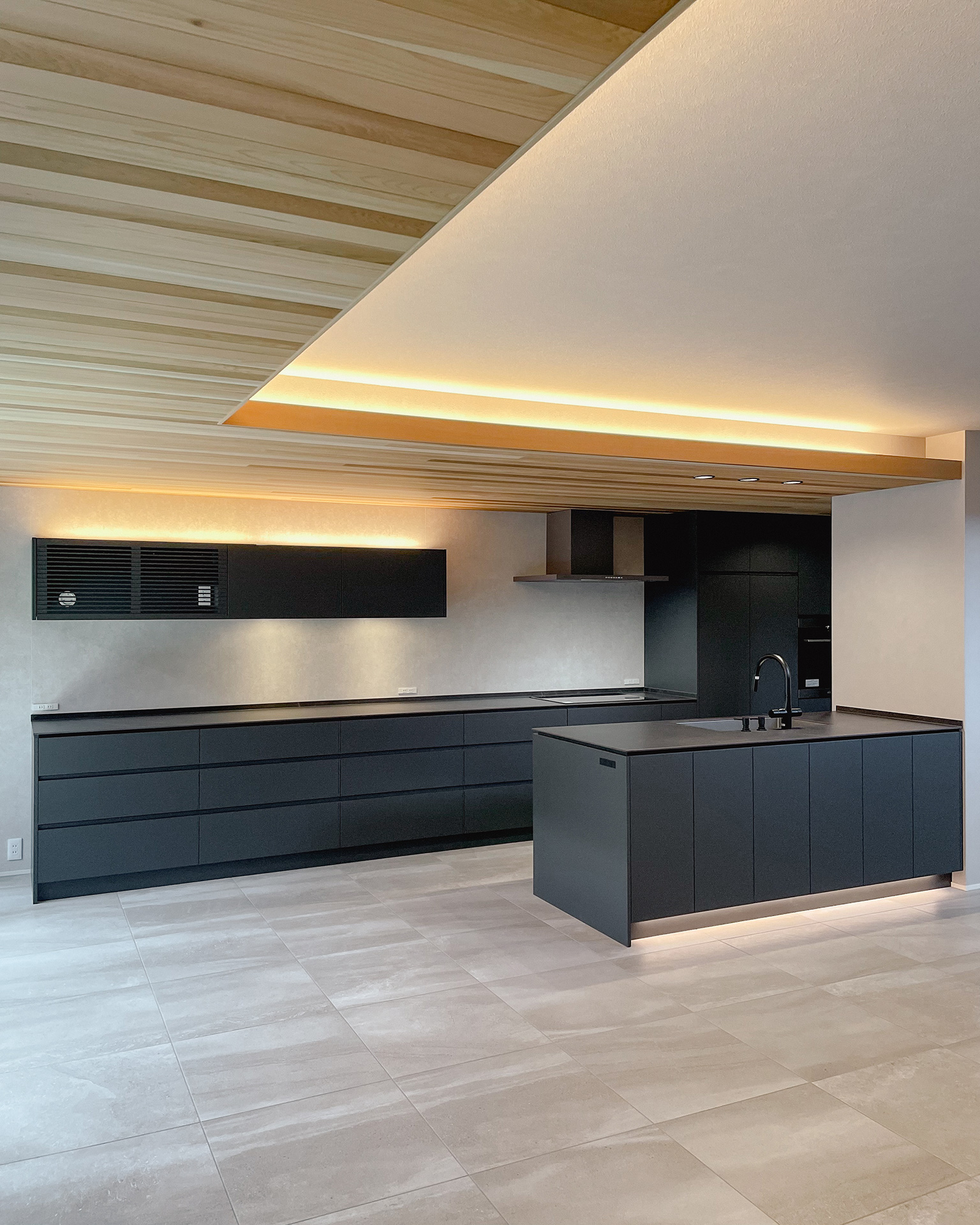 木目と深いカラーが描く美しい対比