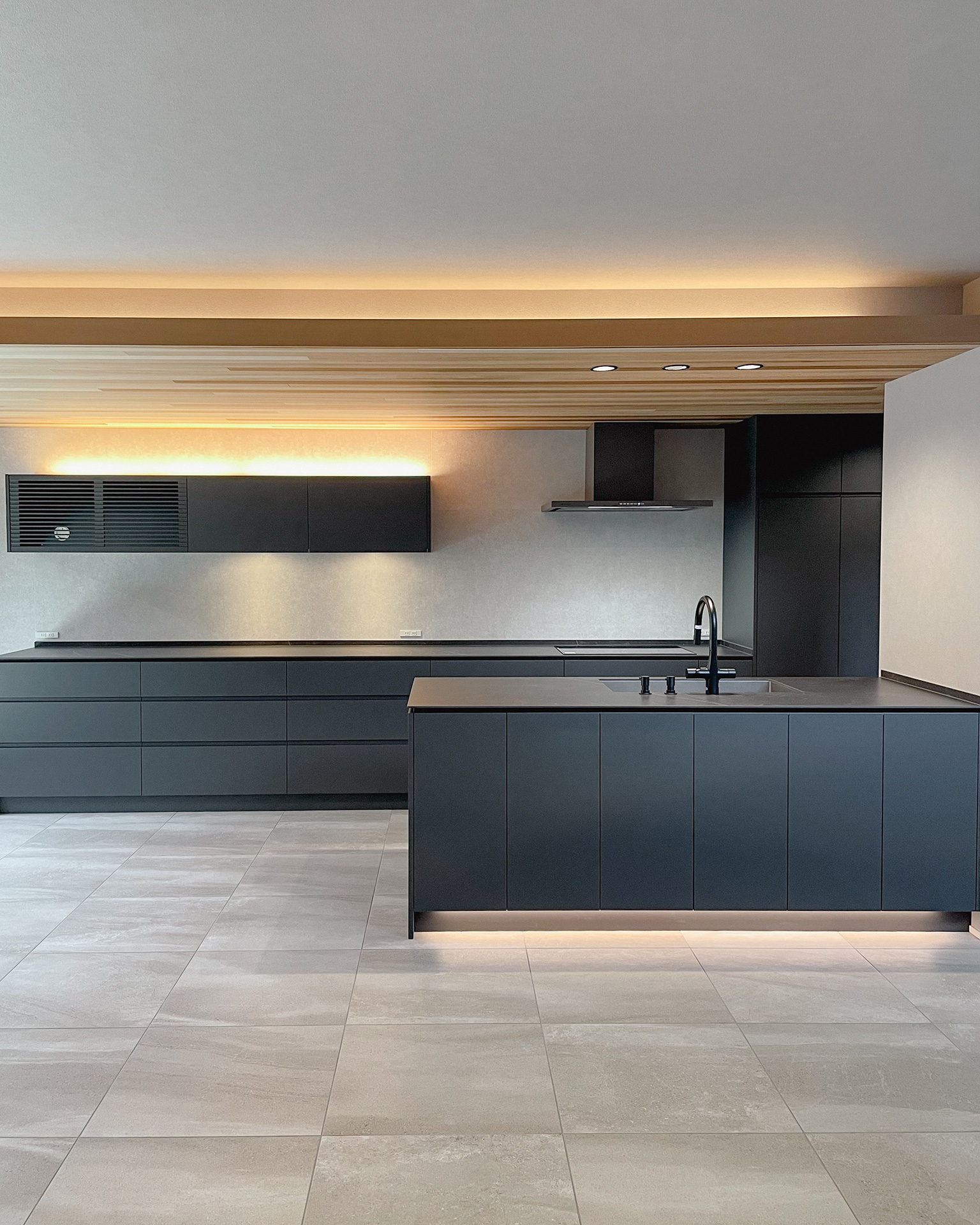 写真:木目と深いカラーが描く美しい対比