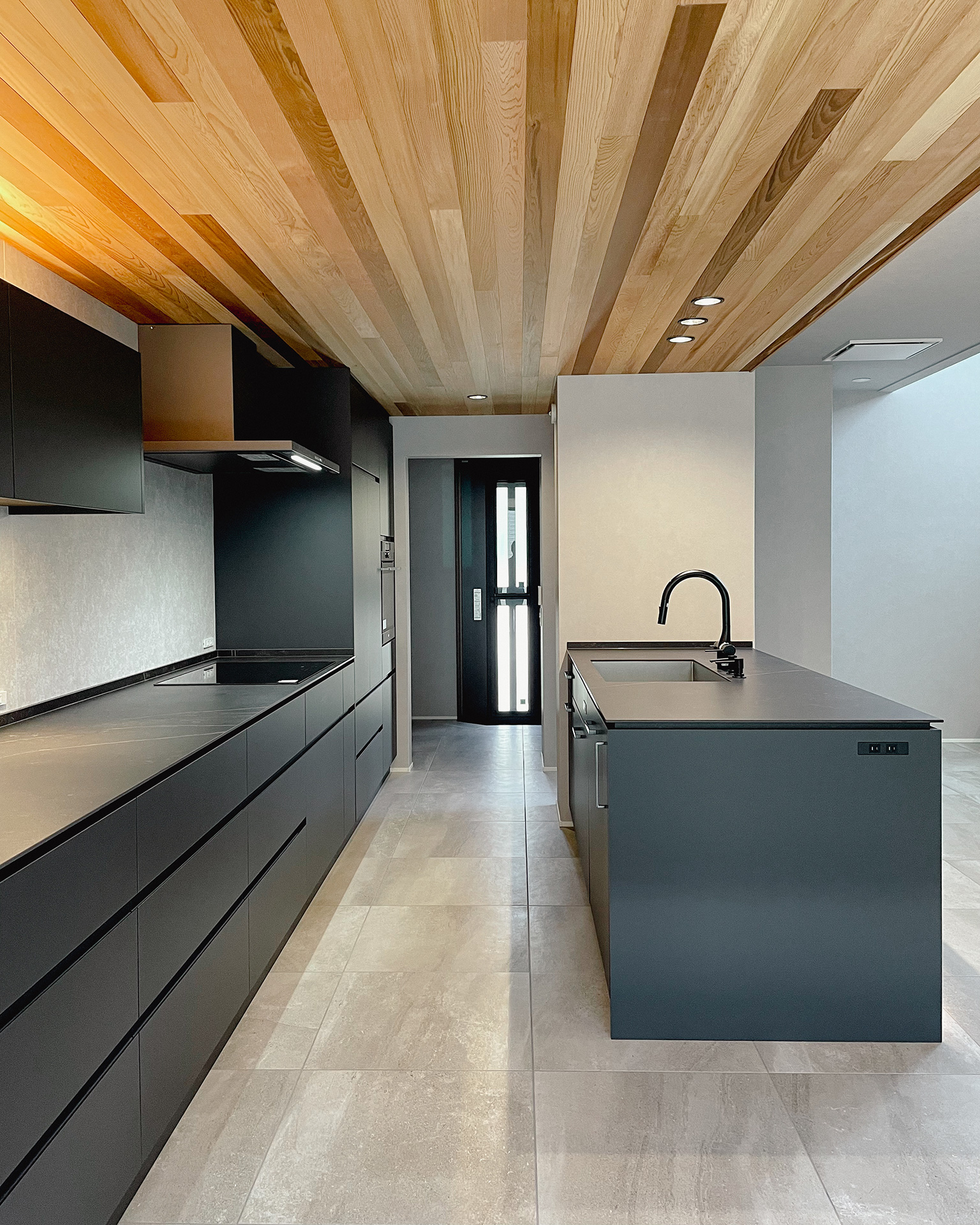 写真:木目と深いカラーが描く美しい対比