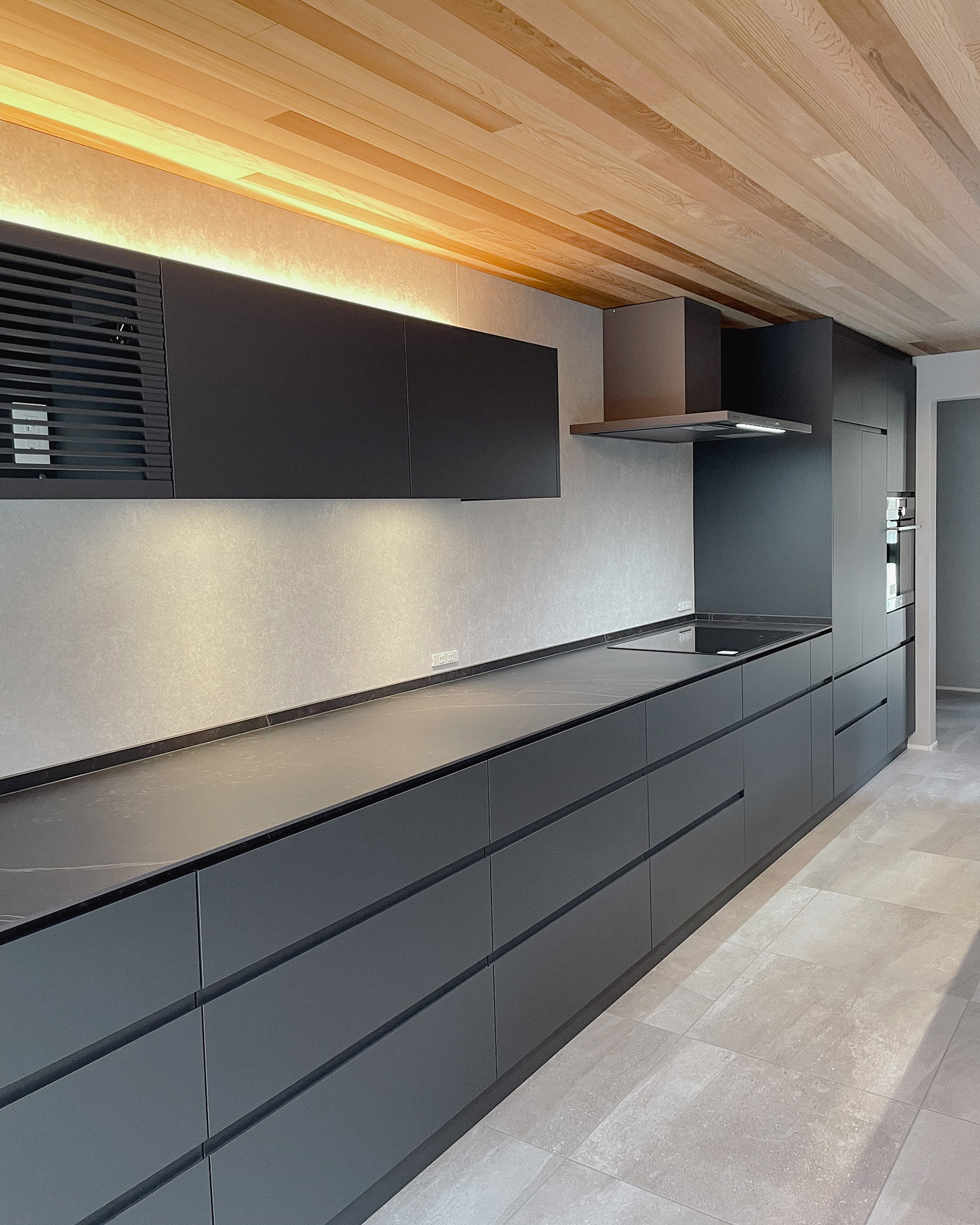 写真:木目と深いカラーが描く美しい対比