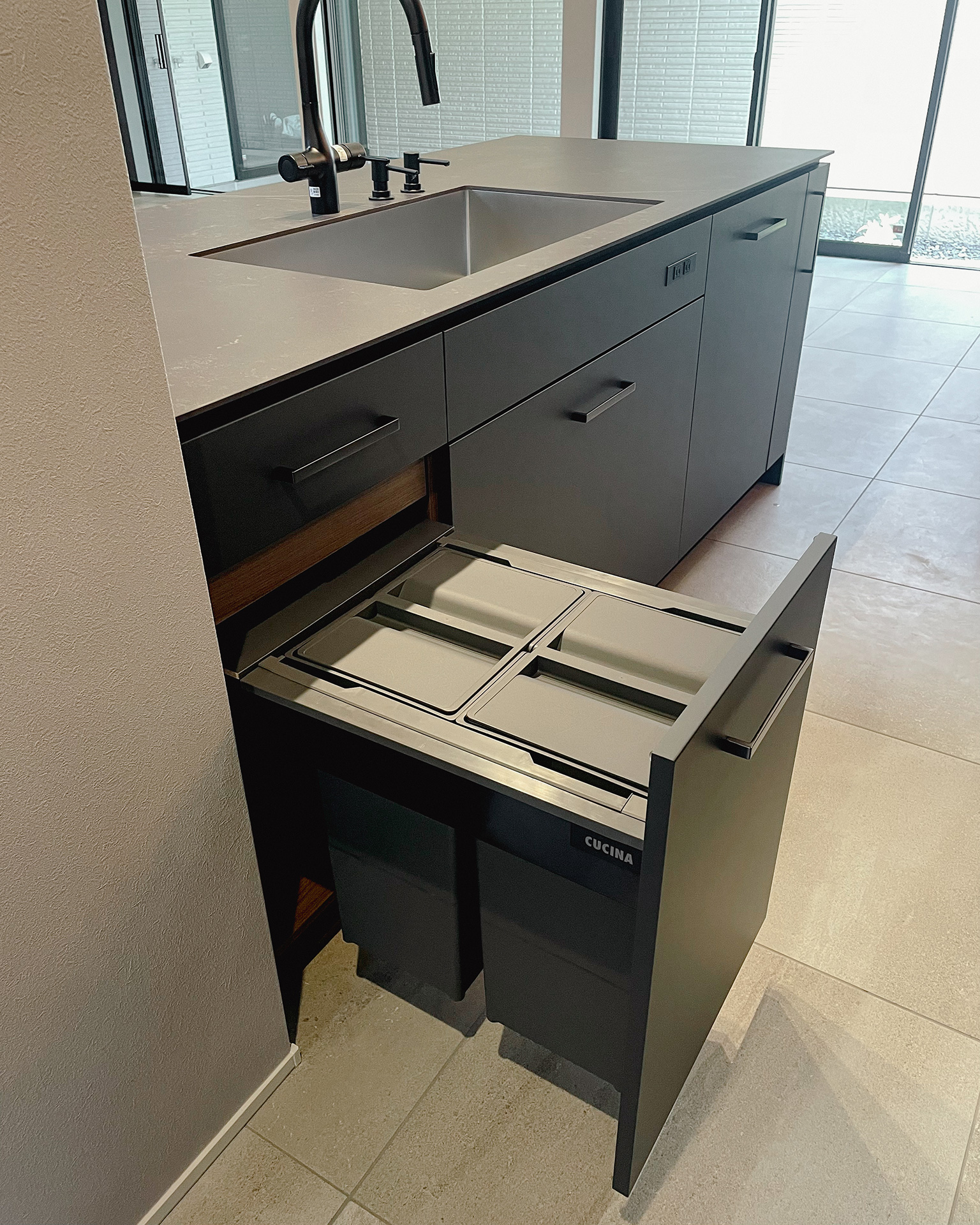 写真:木目と深いカラーが描く美しい対比