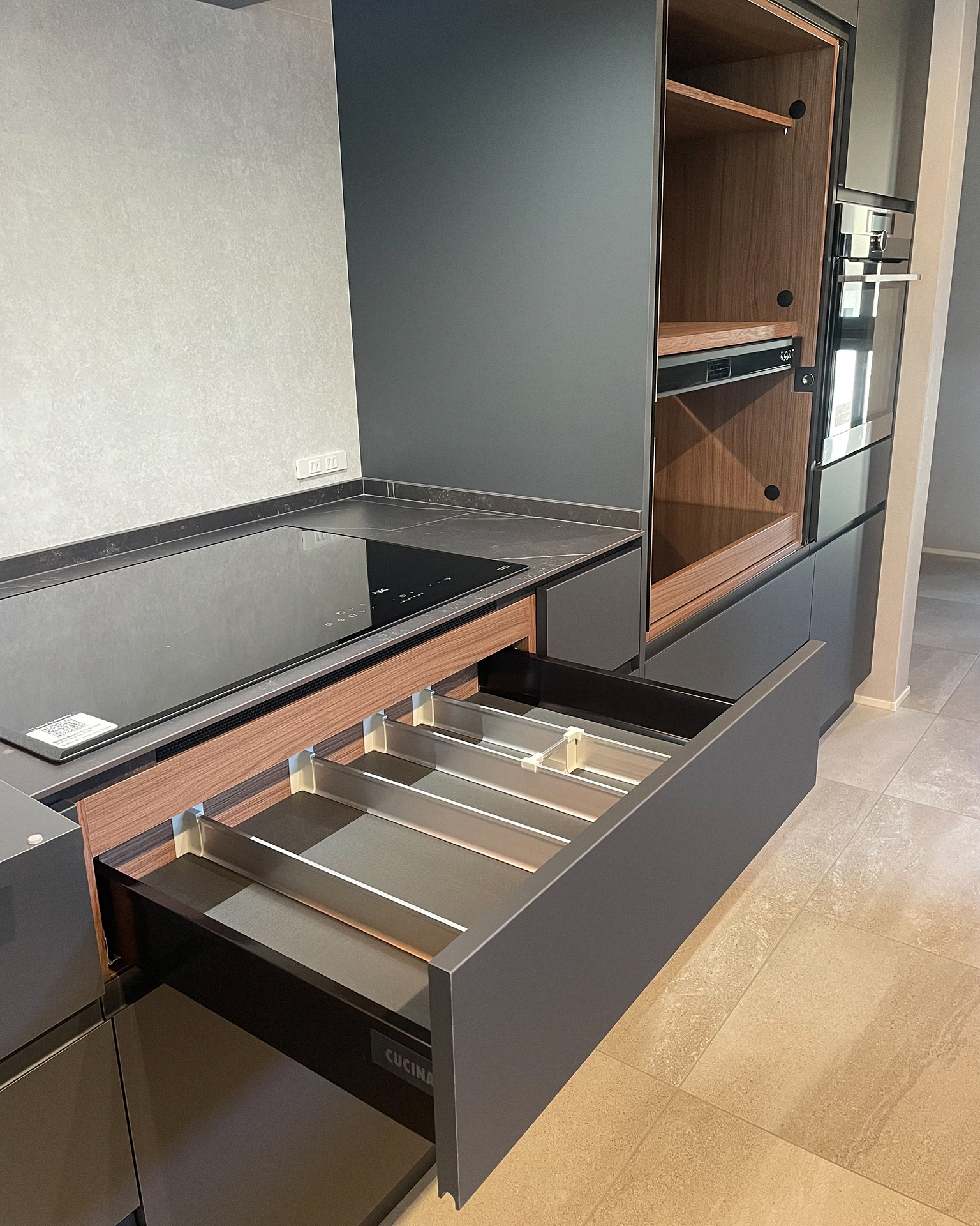 写真:木目と深いカラーが描く美しい対比