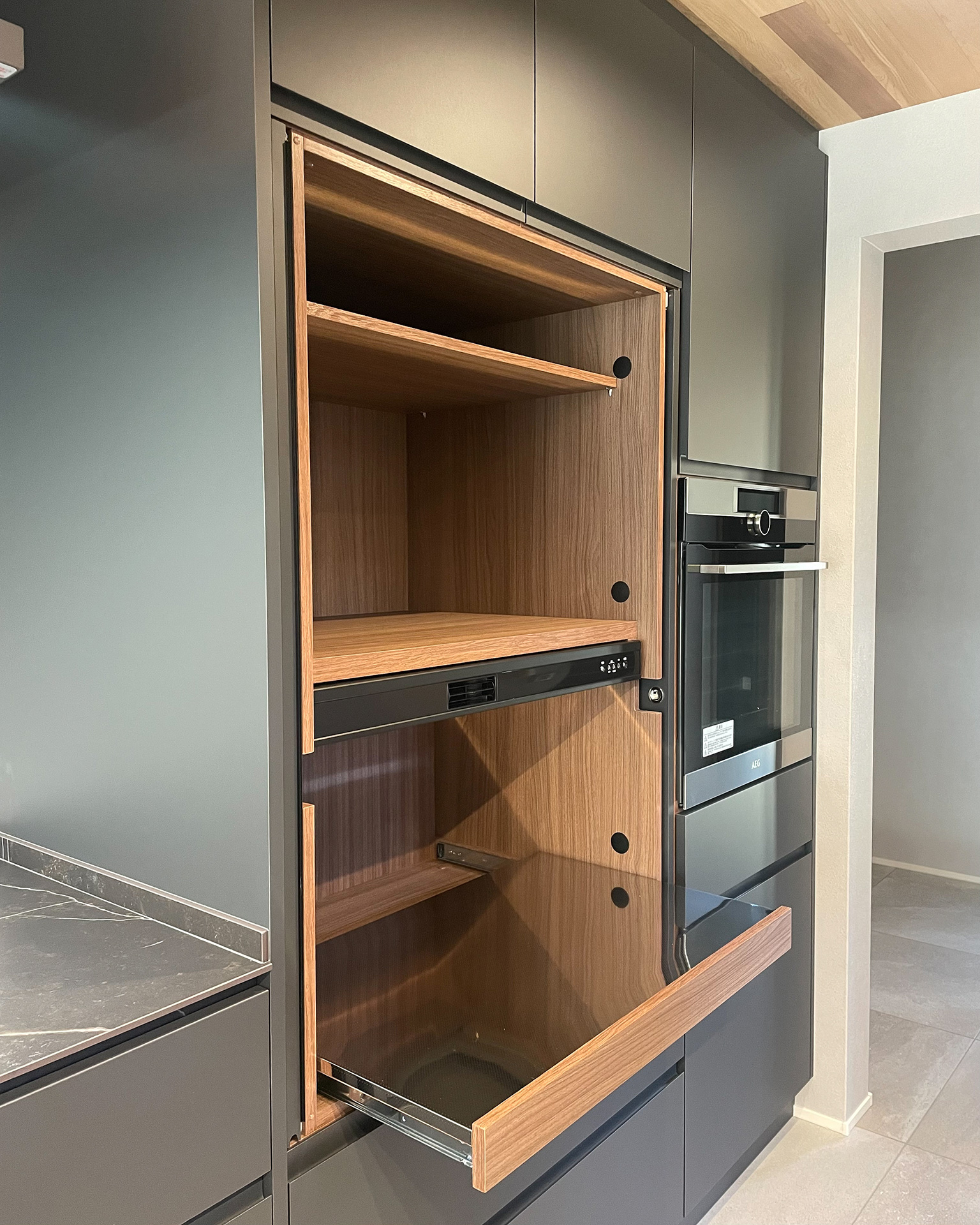 写真:木目と深いカラーが描く美しい対比