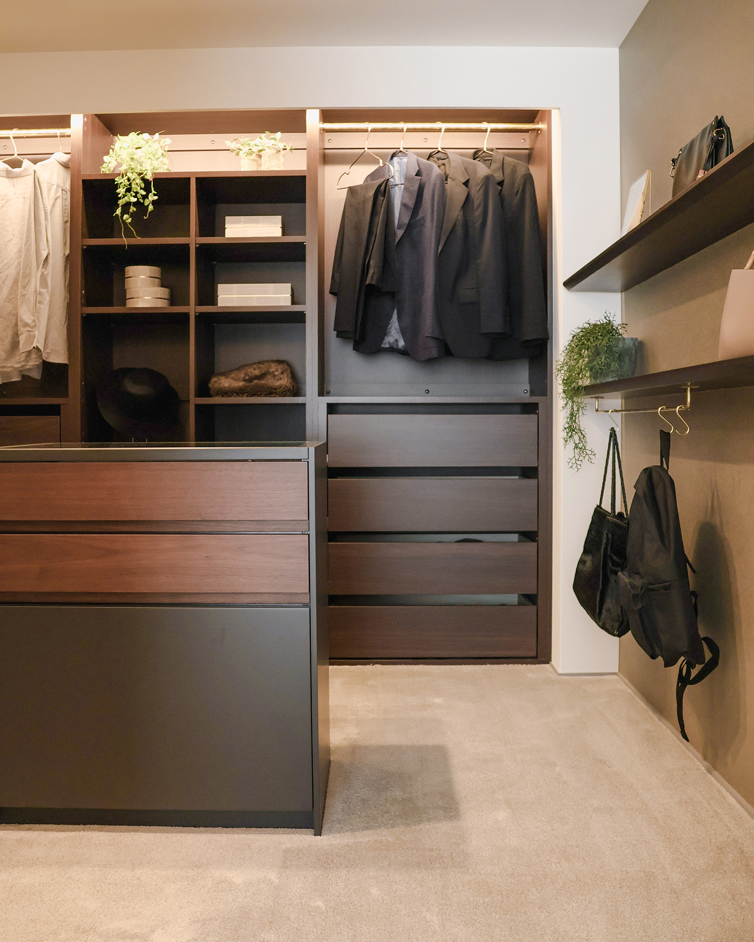 写真：上質に整うクローゼット空間