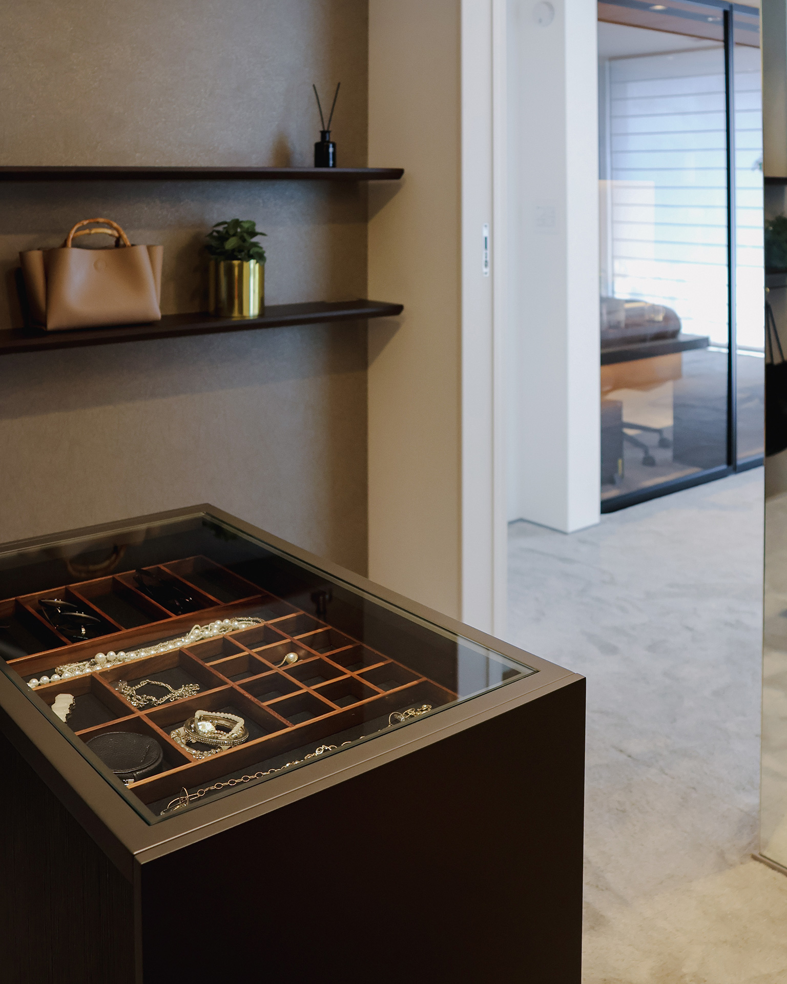 写真：上質に整うクローゼット空間