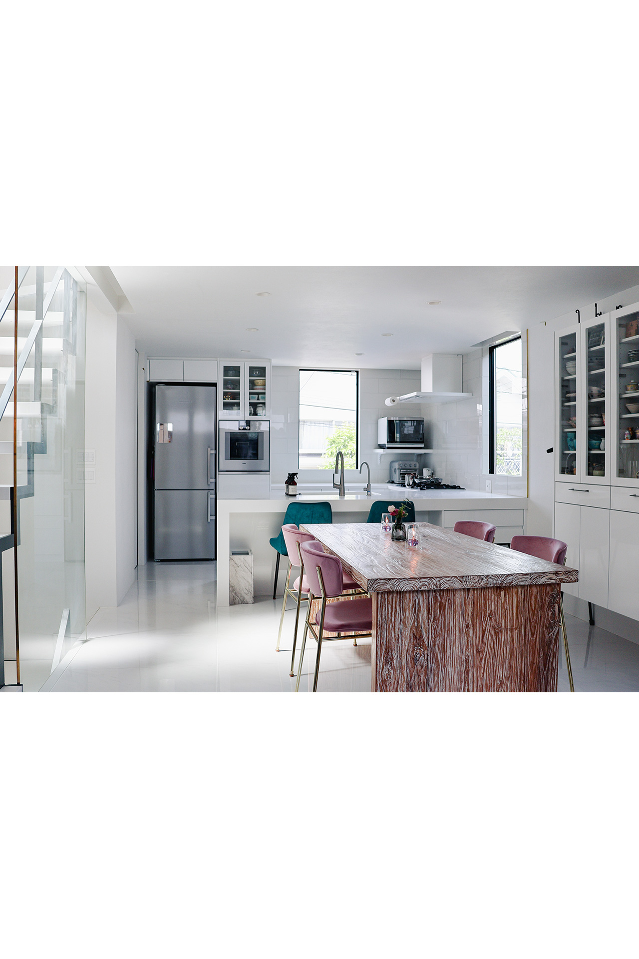 写真：お料理で彩る、真っ白なキッチン