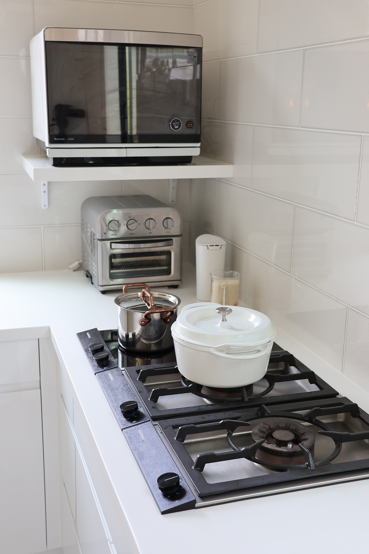 写真：お料理で彩る、真っ白なキッチン