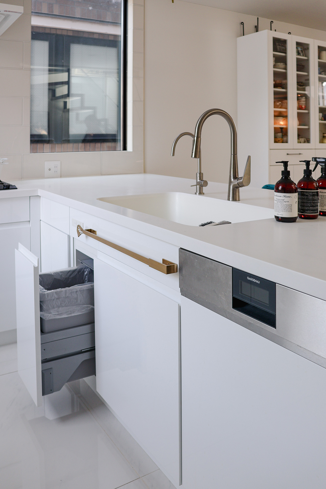 写真：お料理で彩る、真っ白なキッチン