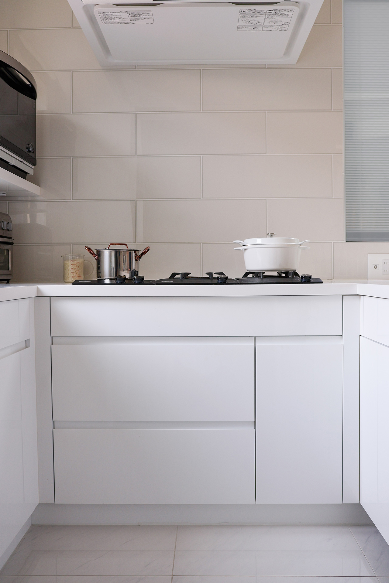 写真：お料理で彩る、真っ白なキッチン