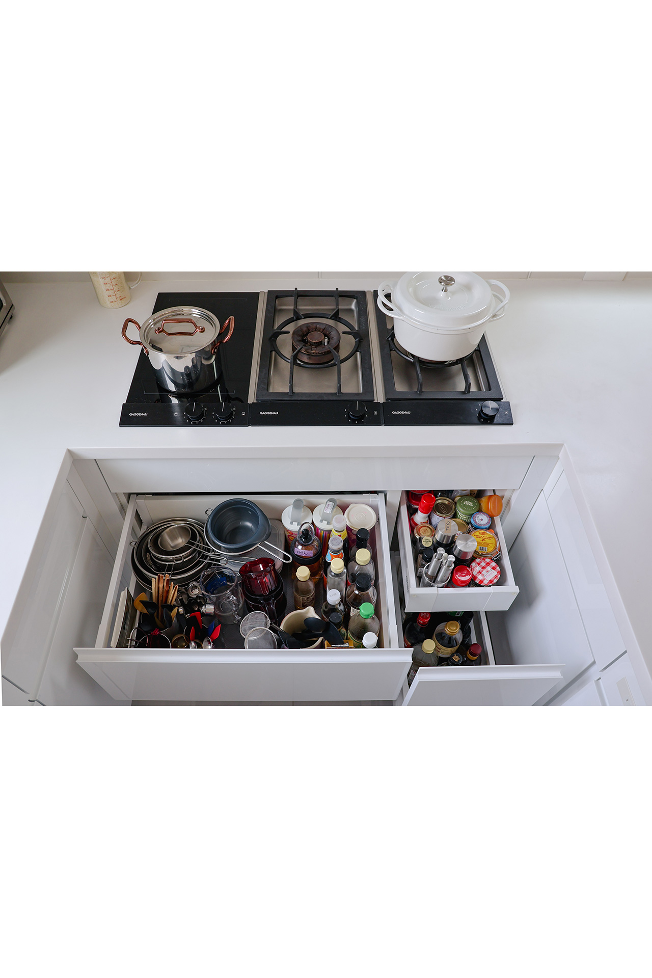 写真：お料理で彩る、真っ白なキッチン