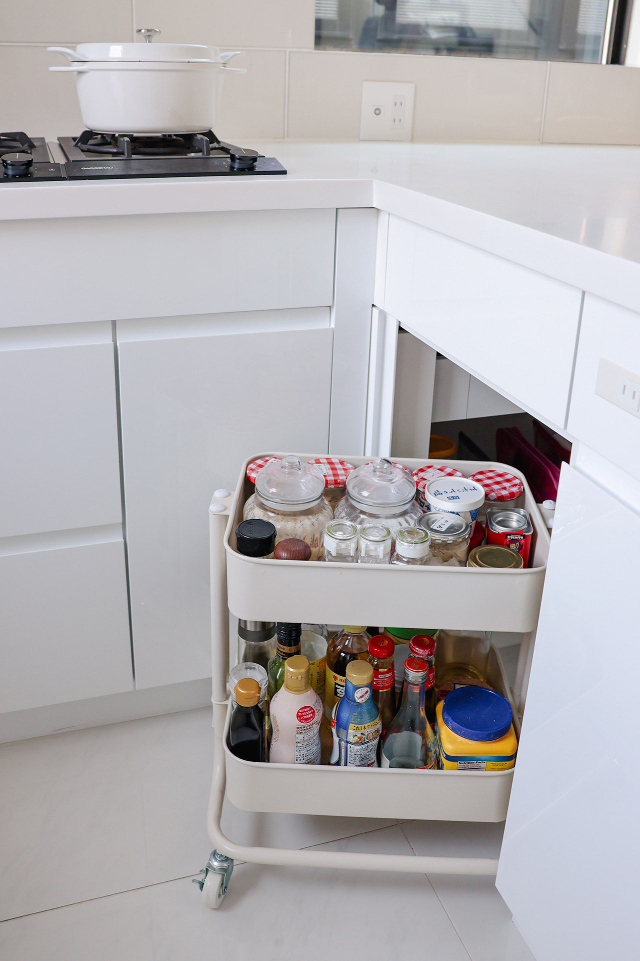 写真：お料理で彩る、真っ白なキッチン