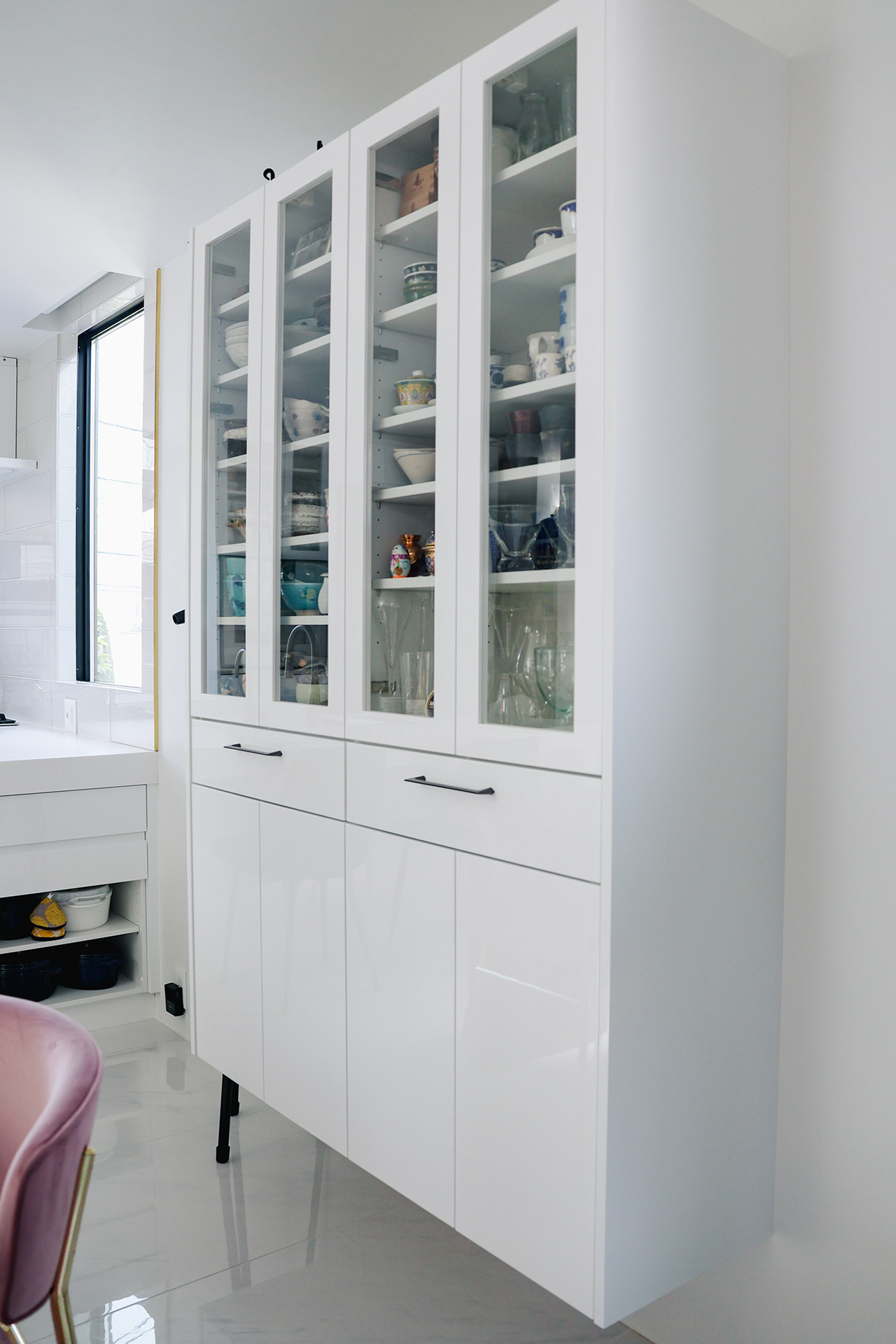 写真：お料理で彩る、真っ白なキッチン