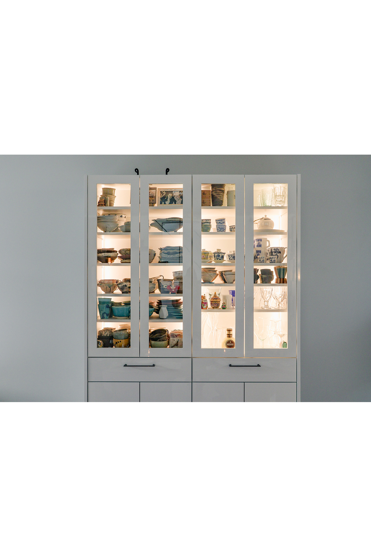 写真：お料理で彩る、真っ白なキッチン