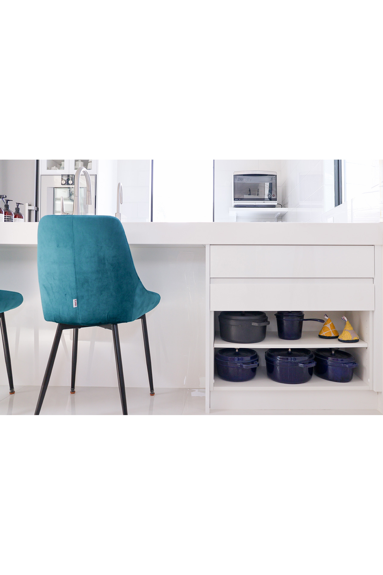 写真：お料理で彩る、真っ白なキッチン