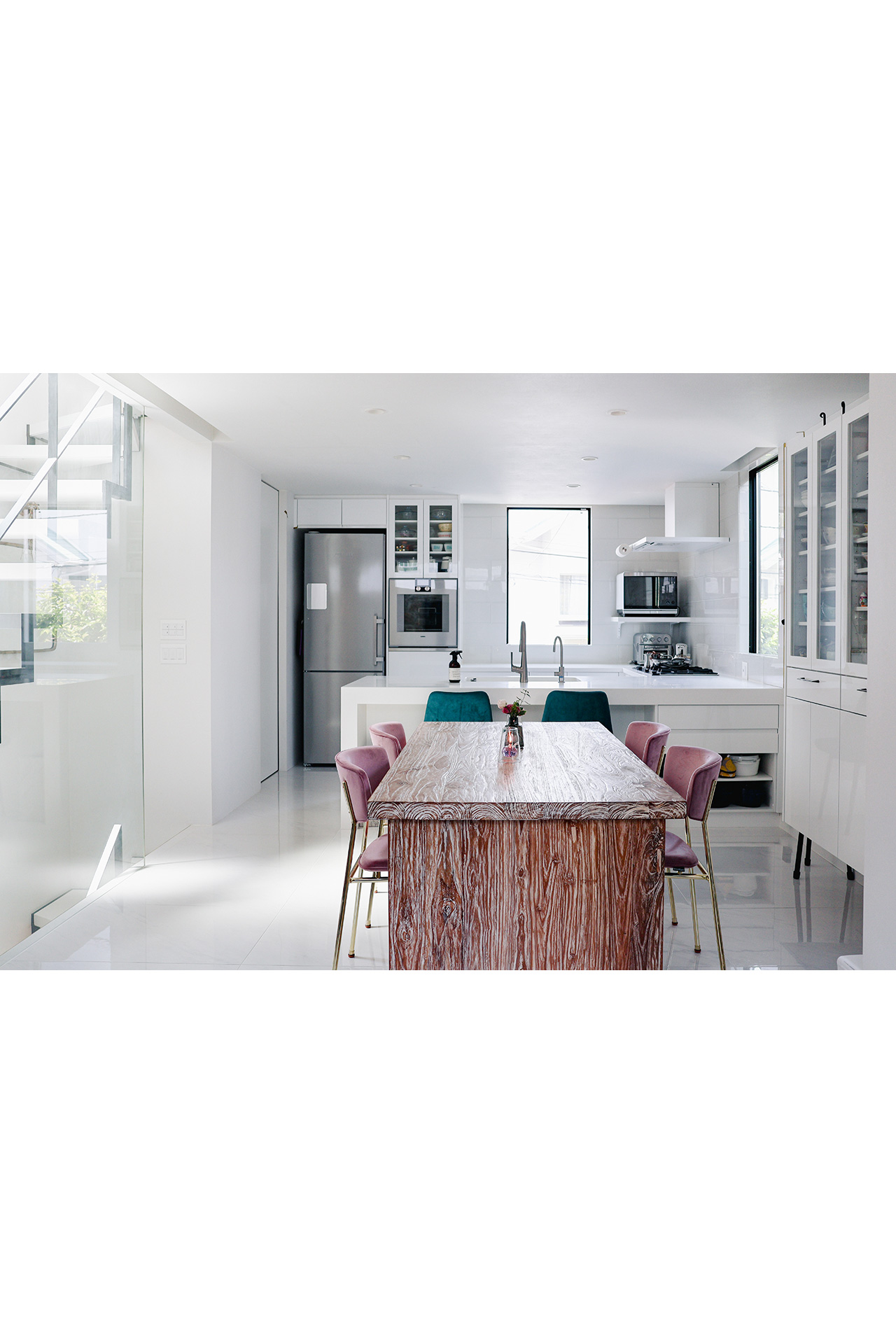 写真：お料理で彩る、真っ白なキッチン