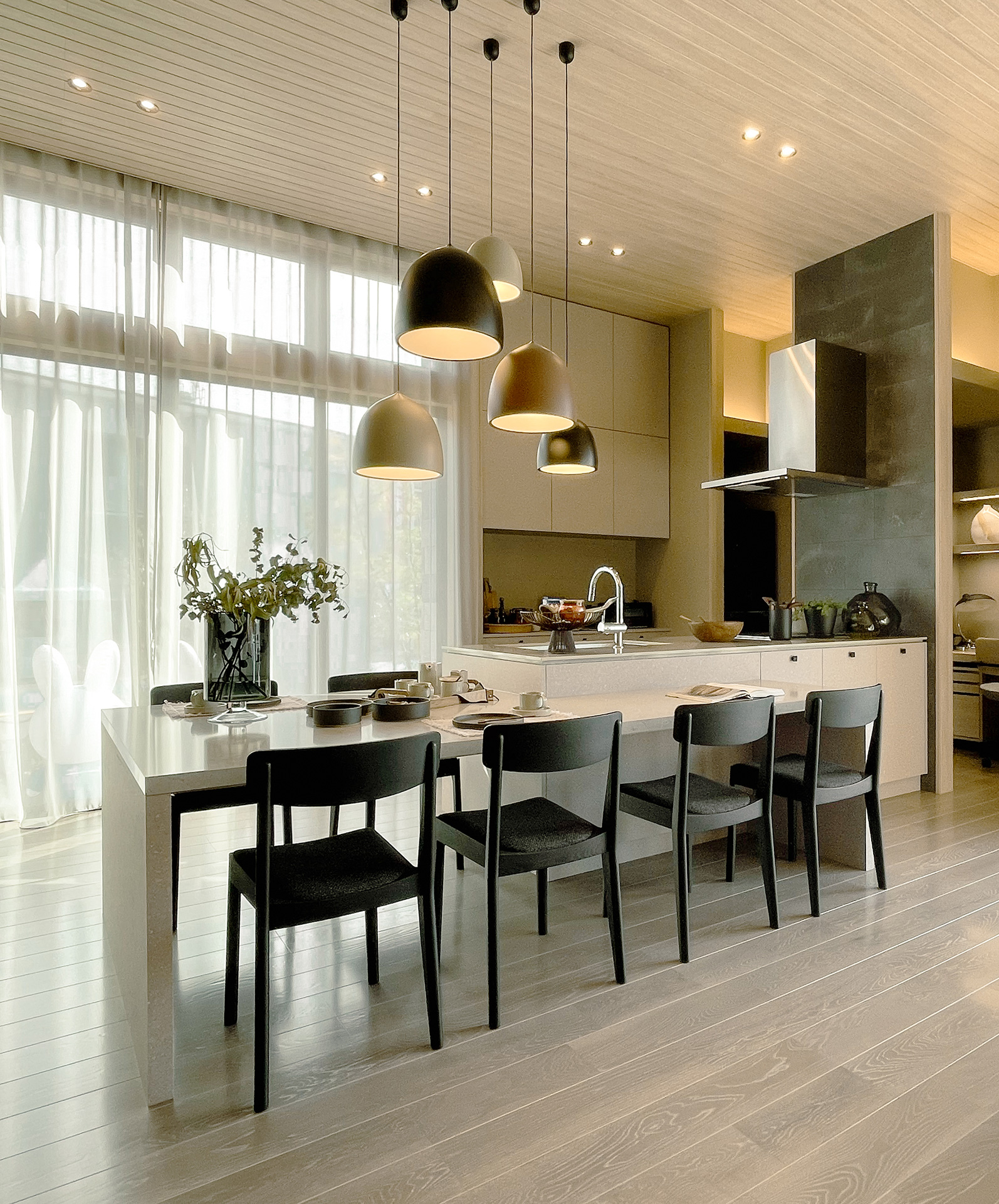 つながりを感じるテーブル一体型キッチン