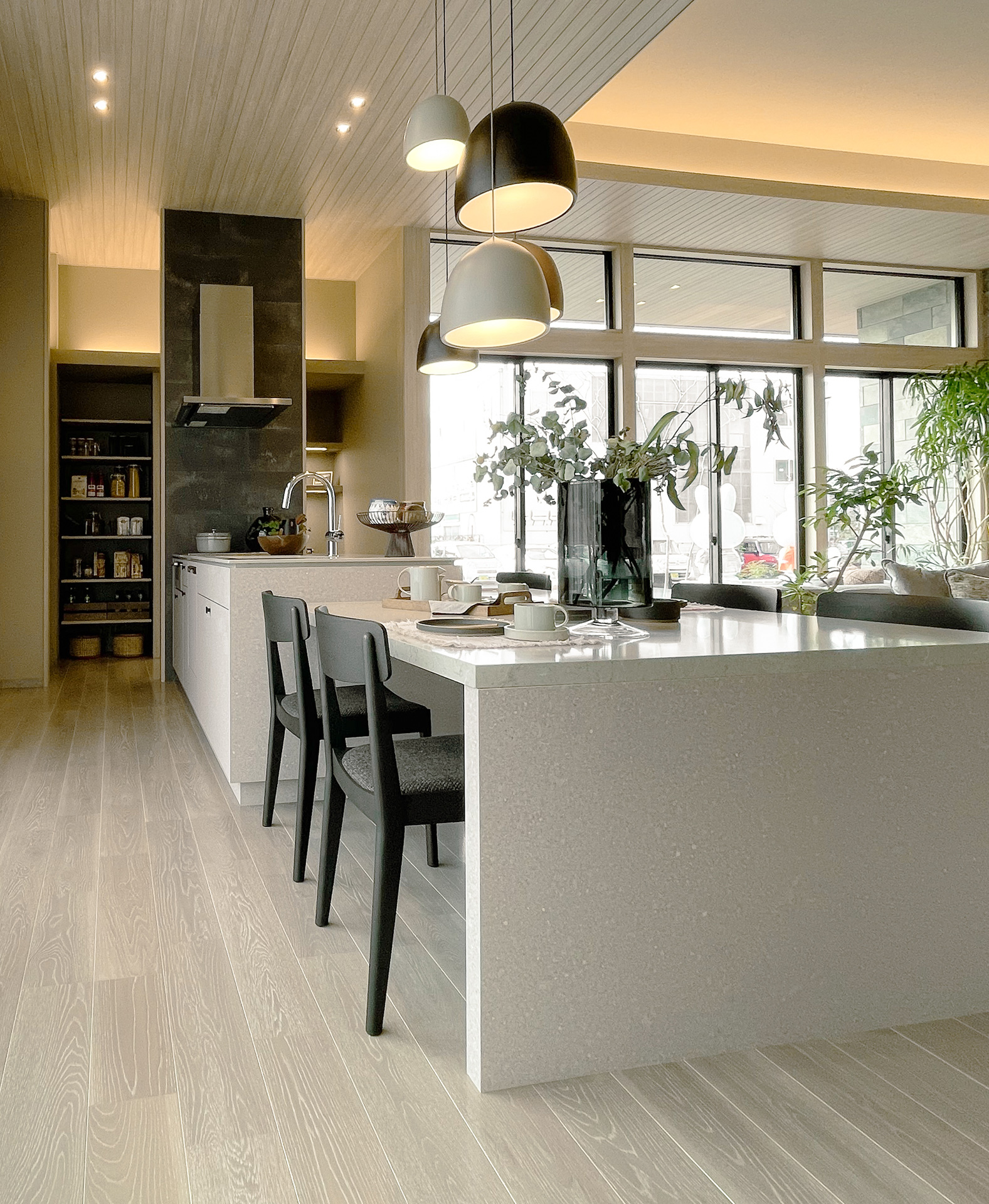 写真:つながりを感じるテーブル一体型キッチン