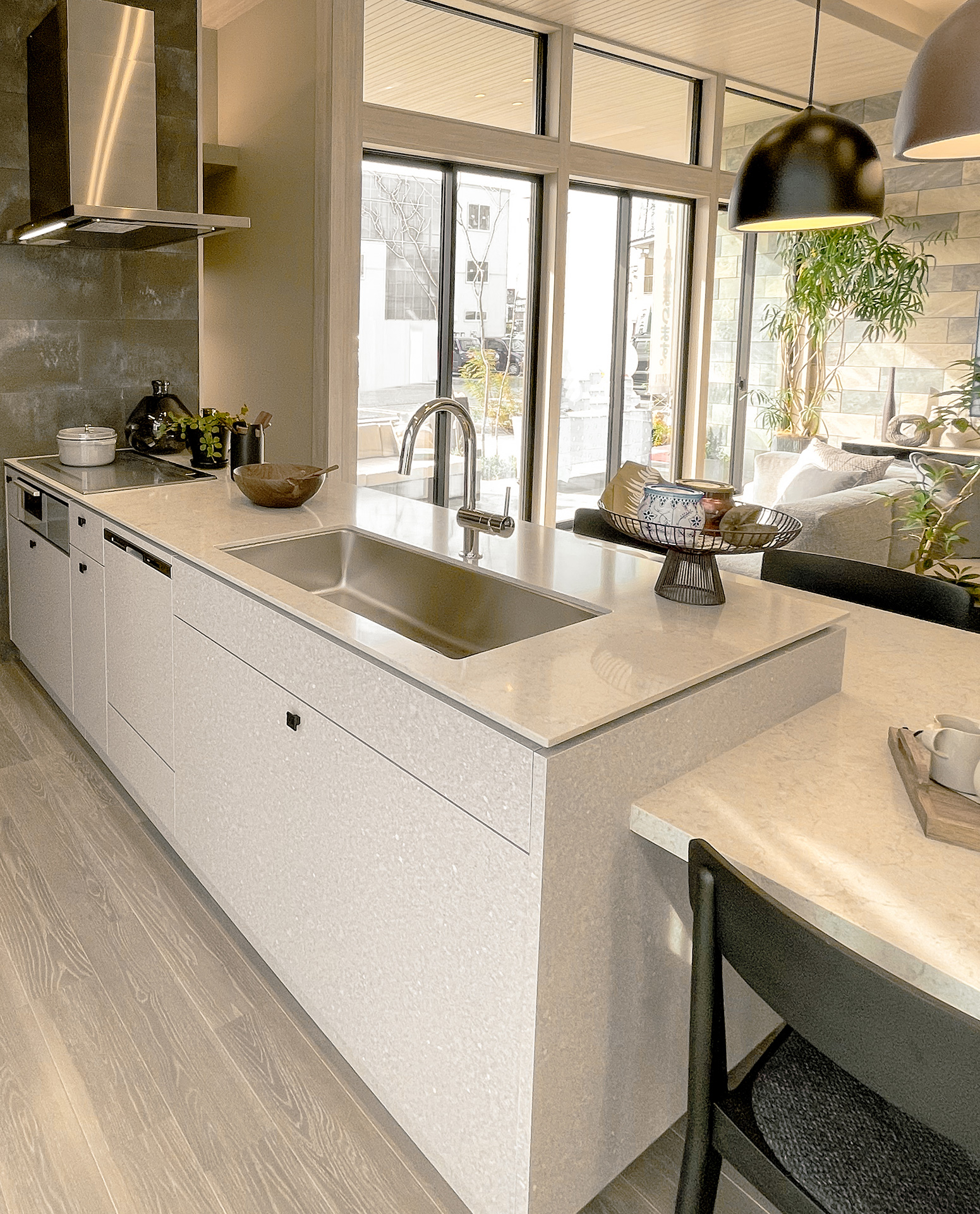 写真:つながりを感じるテーブル一体型キッチン