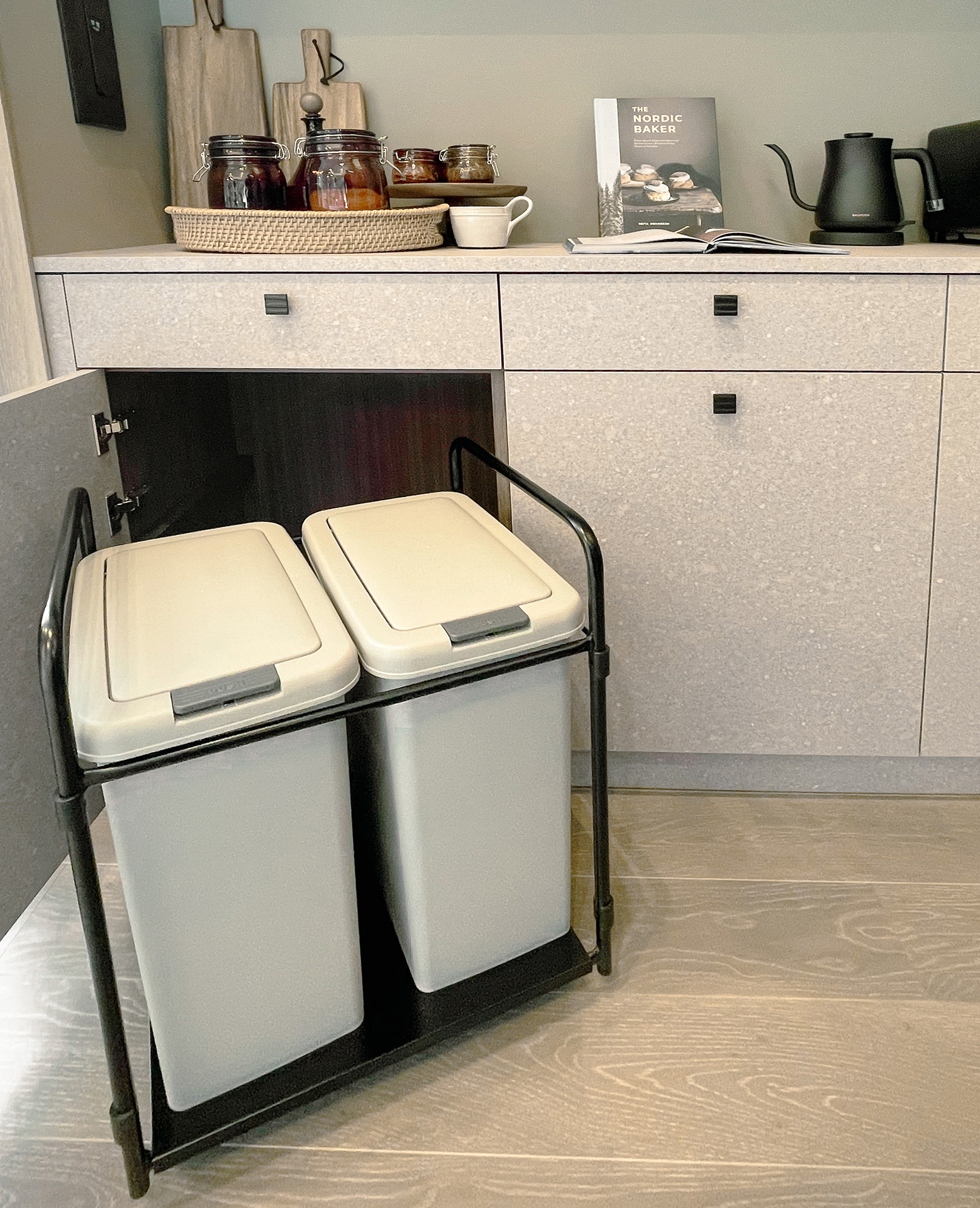 写真:つながりを感じるテーブル一体型キッチン