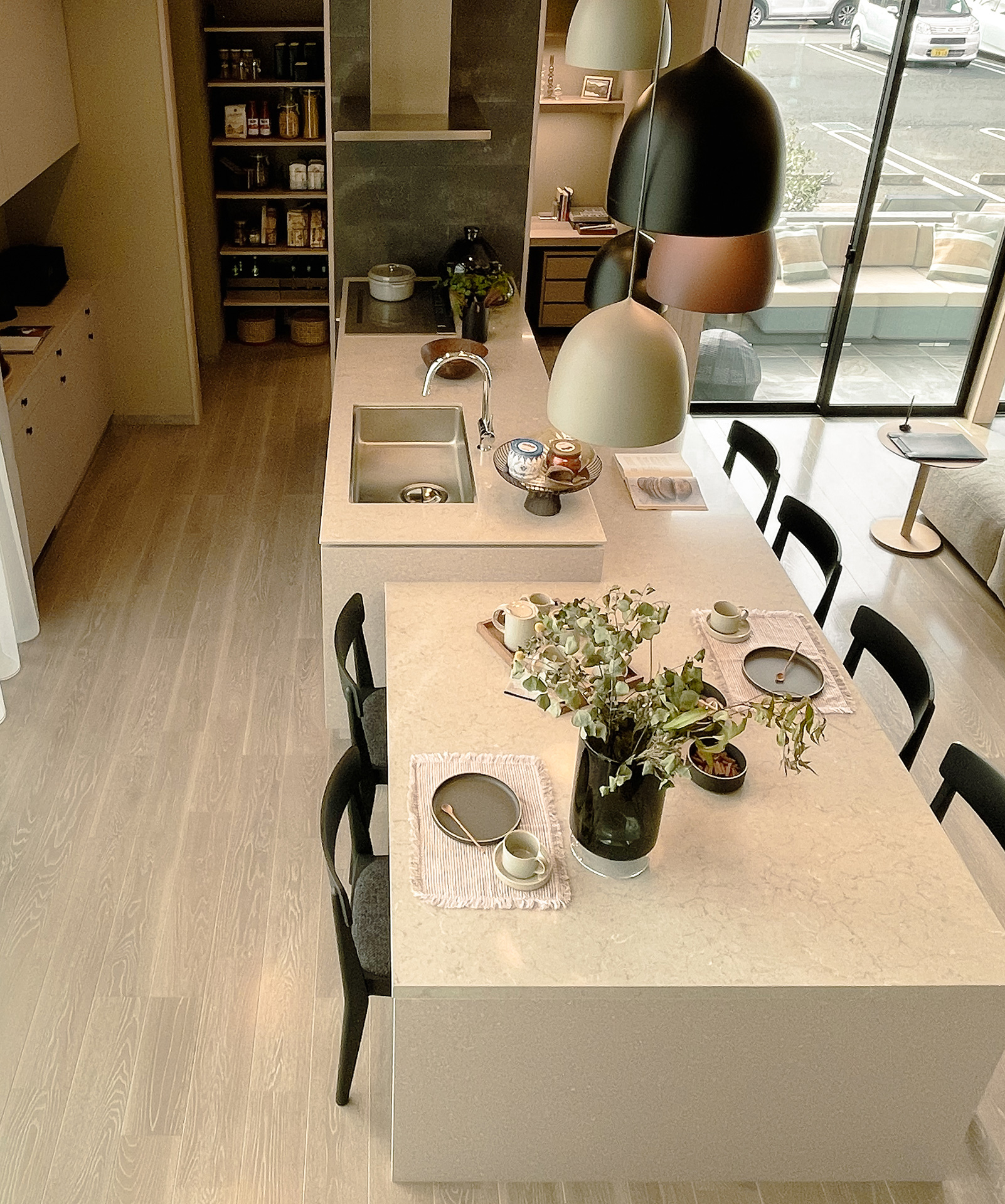 写真:つながりを感じるテーブル一体型キッチン