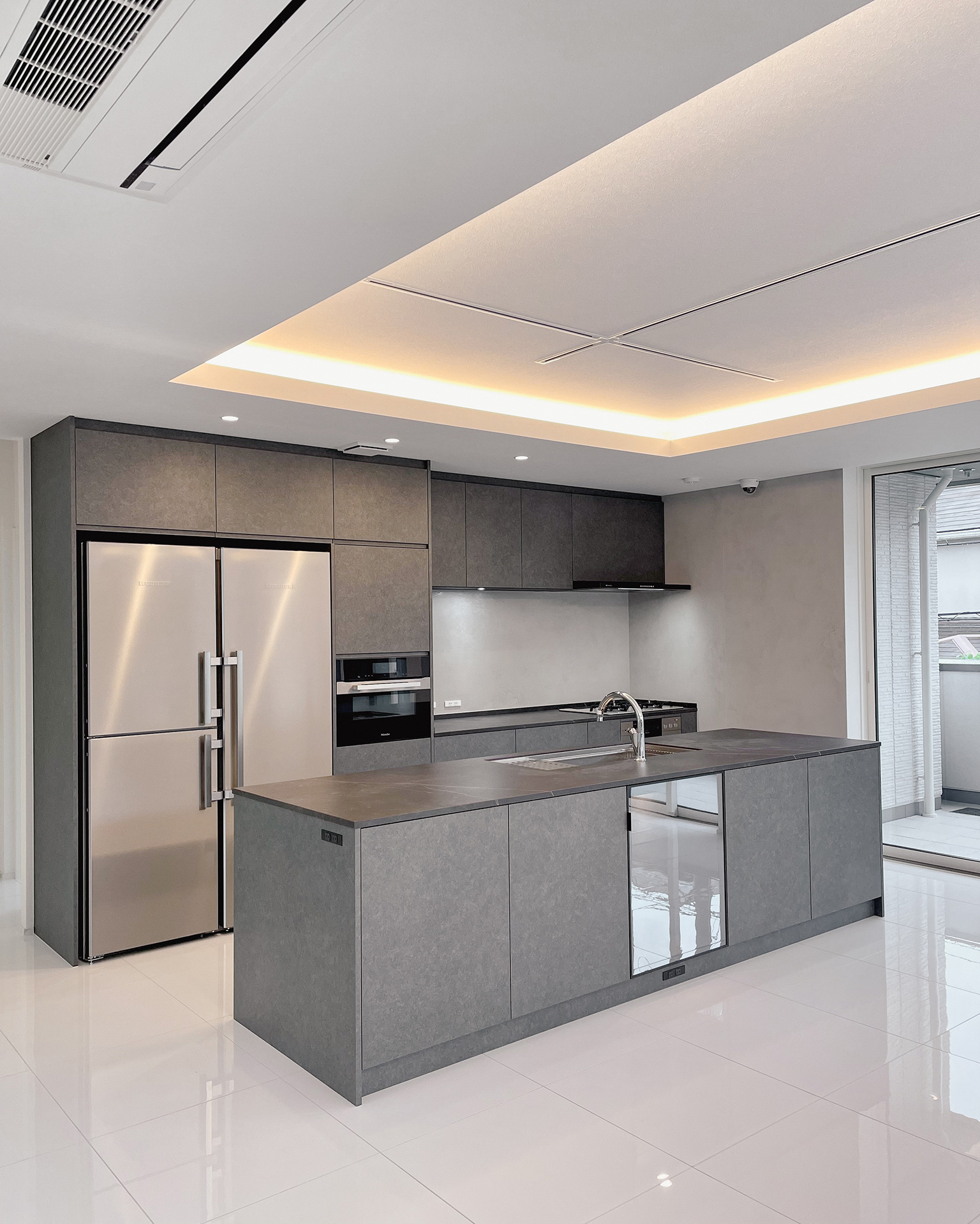 写真：空間に表情をもたらす石目柄のキッチン