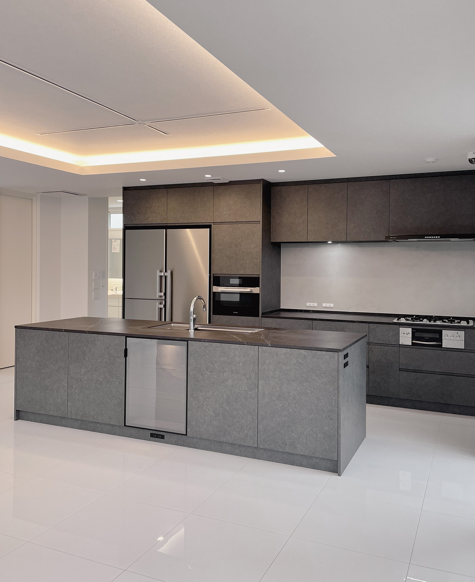 写真：空間に表情をもたらす石目柄のキッチン