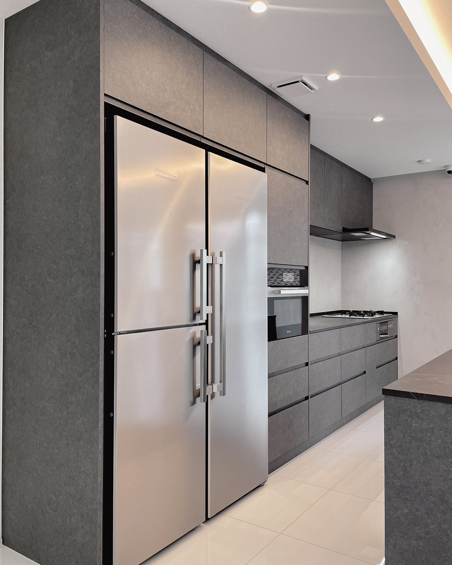 写真：空間に表情をもたらす石目柄のキッチン