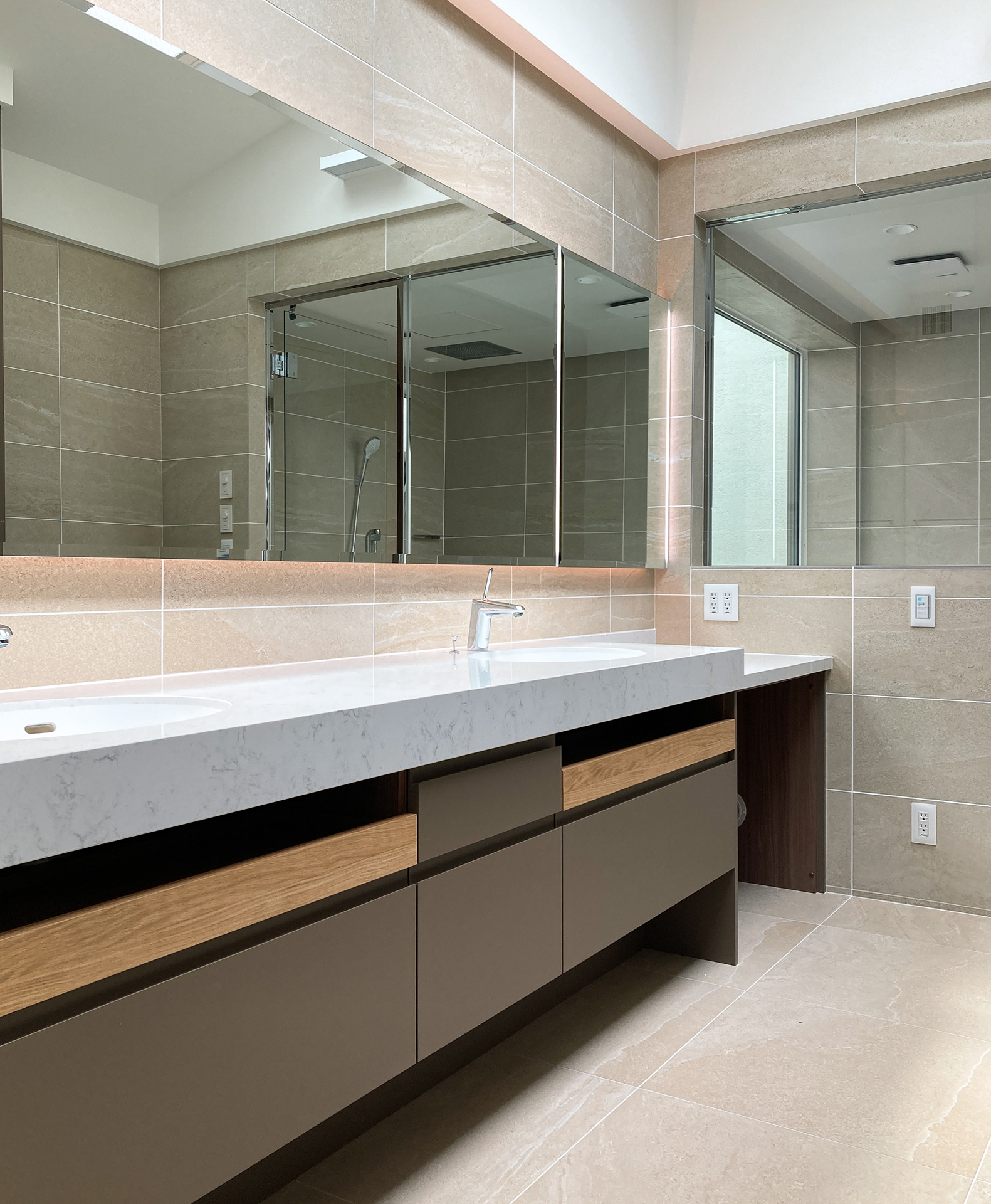 木目がアクセントになるラグジュアリー洗面