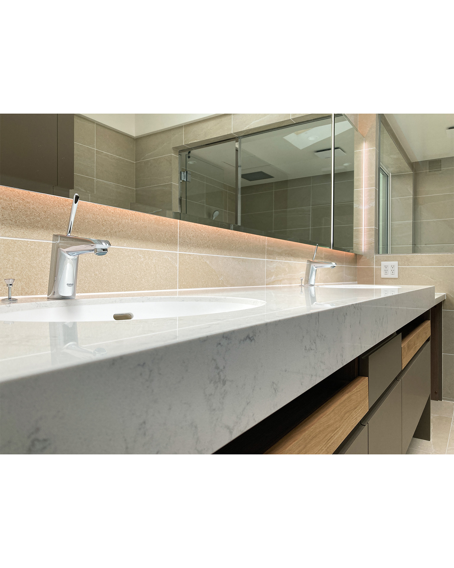 写真:木目がアクセントになるラグジュアリー洗面