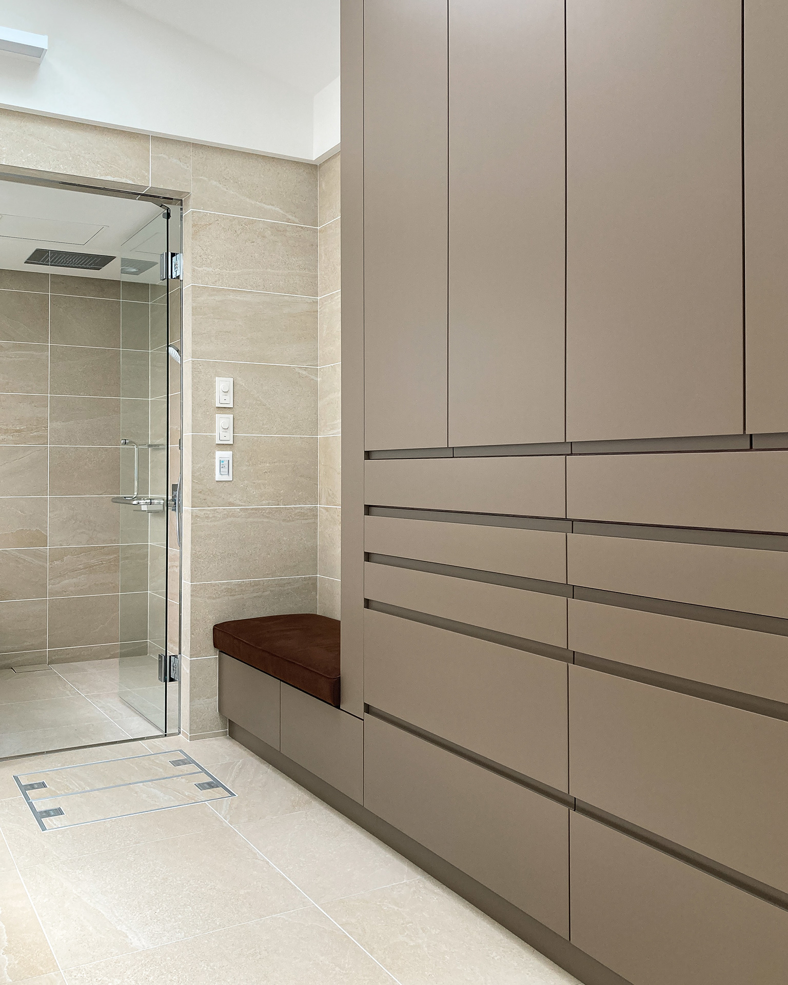 写真:木目がアクセントになるラグジュアリー洗面