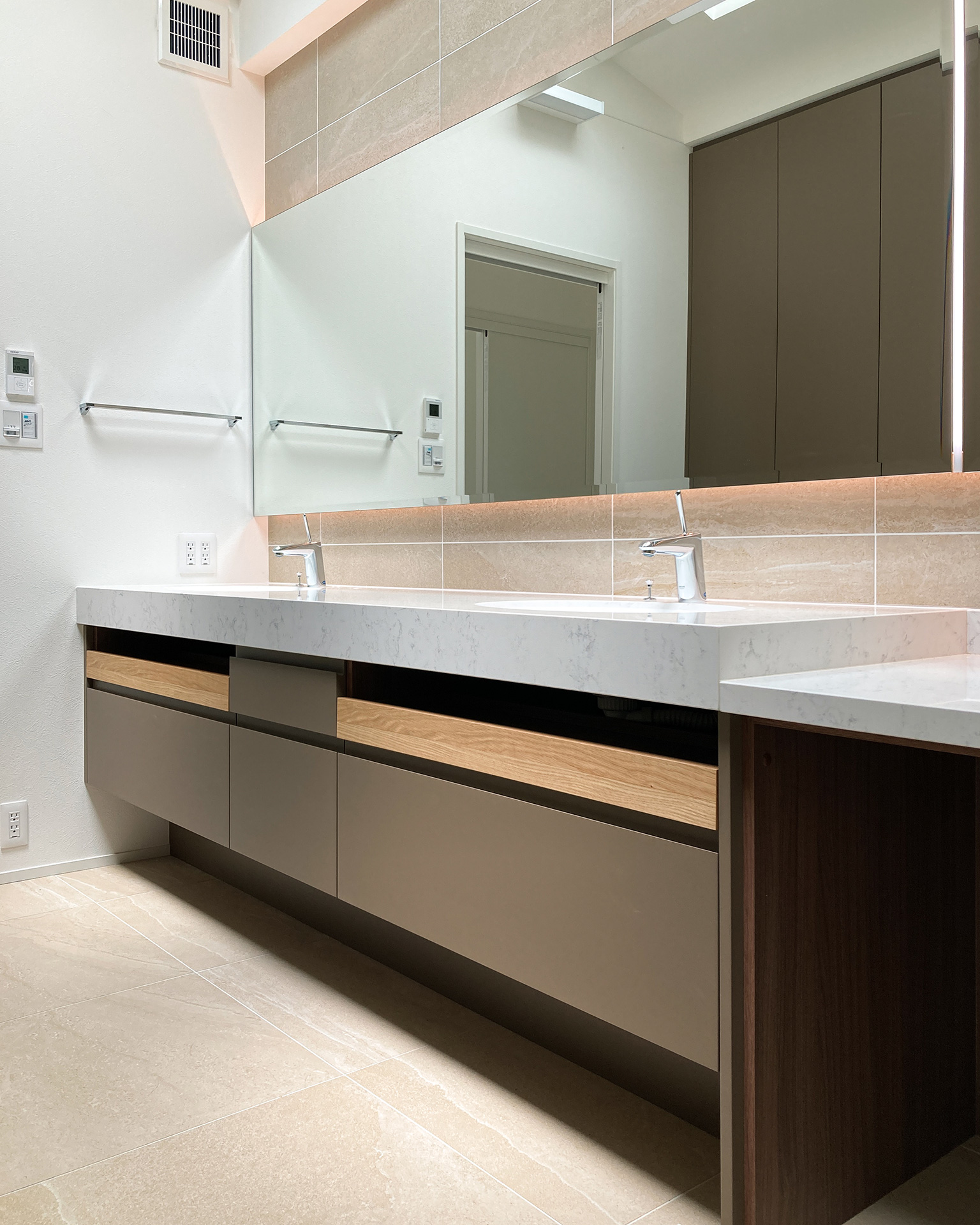 写真:木目がアクセントになるラグジュアリー洗面