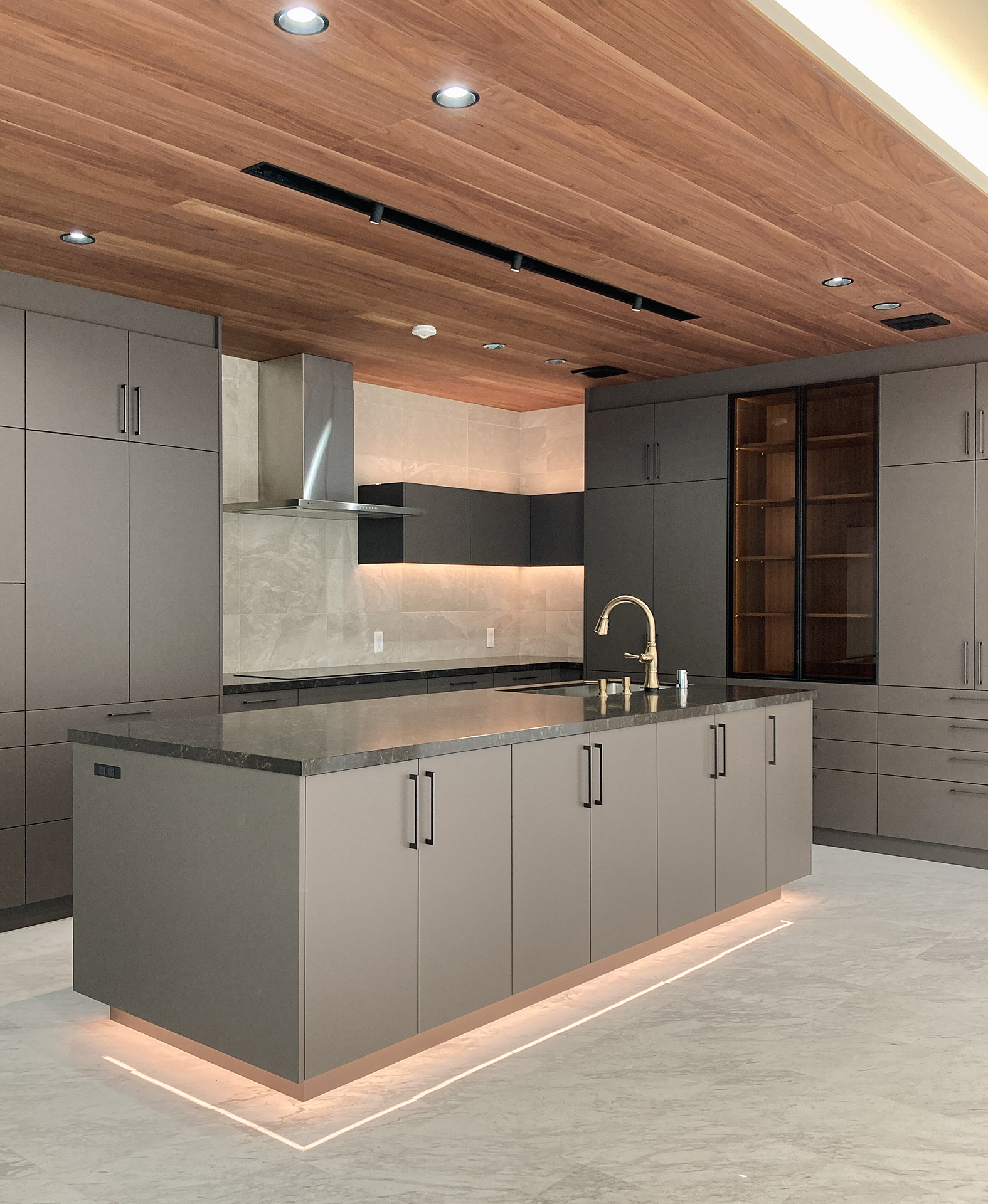 ゴールドが映えるシックなグレージュキッチン