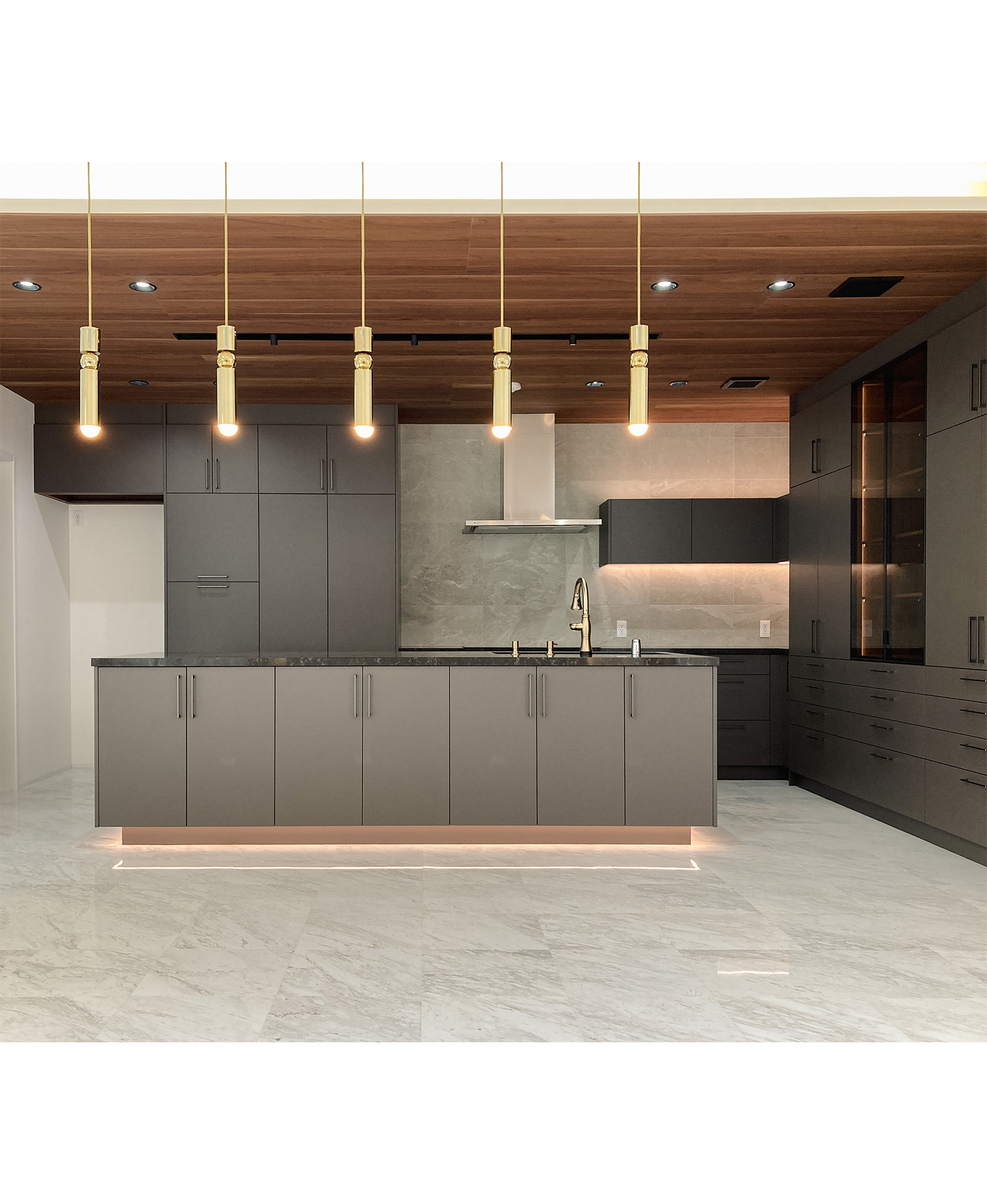 写真:ゴールドが映えるシックなグレージュキッチン