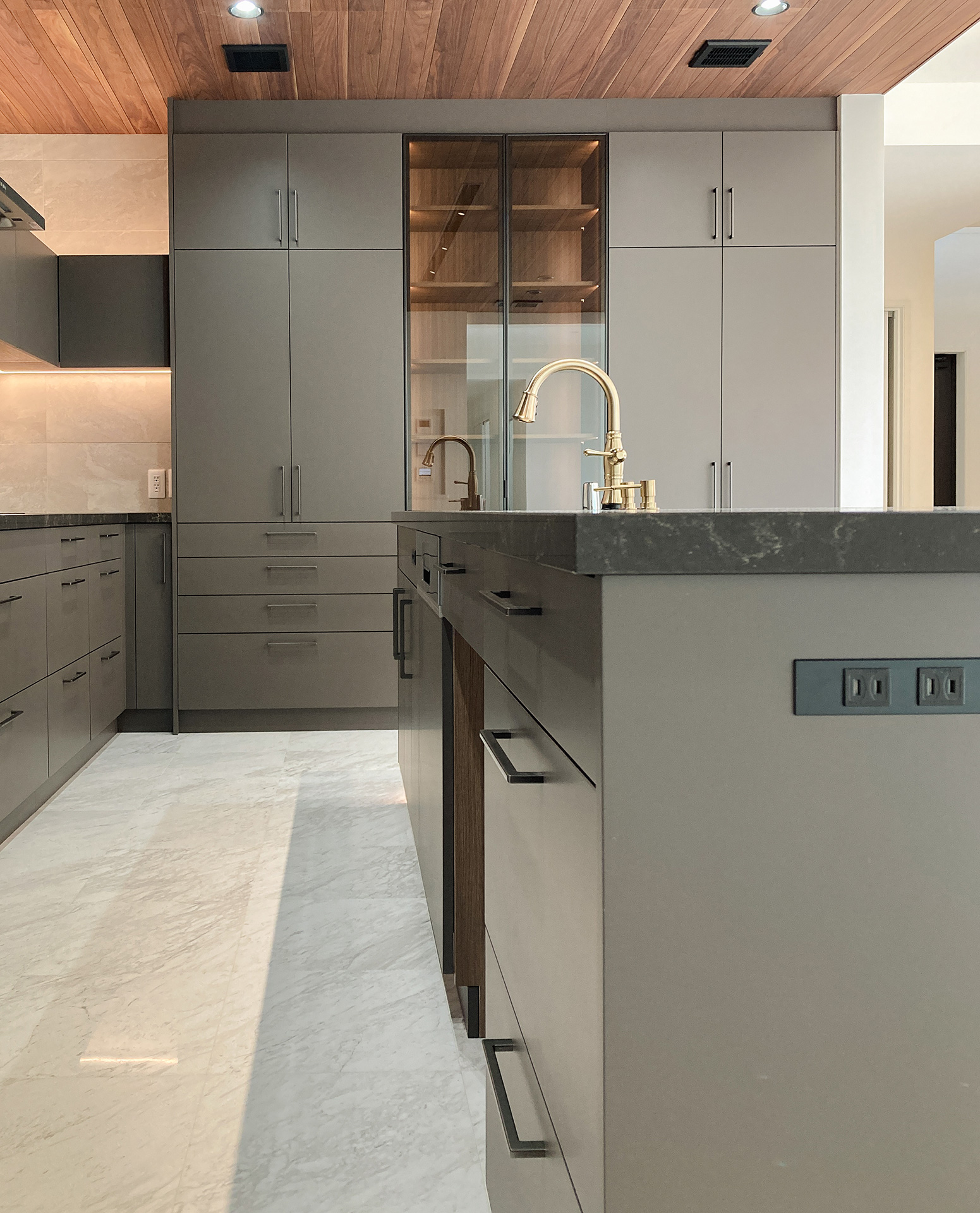 写真:ゴールドが映えるシックなグレージュキッチン