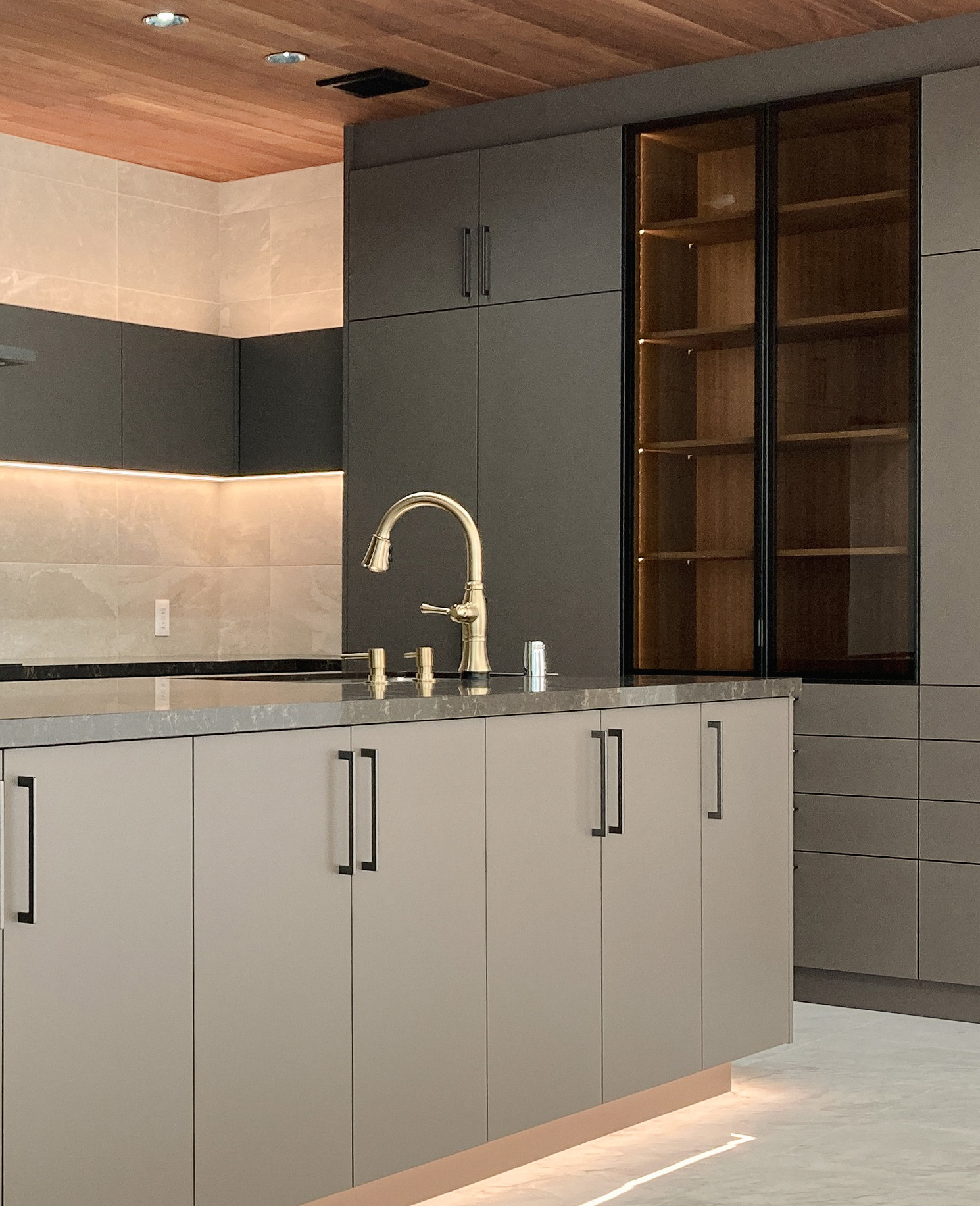 写真:ゴールドが映えるシックなグレージュキッチン