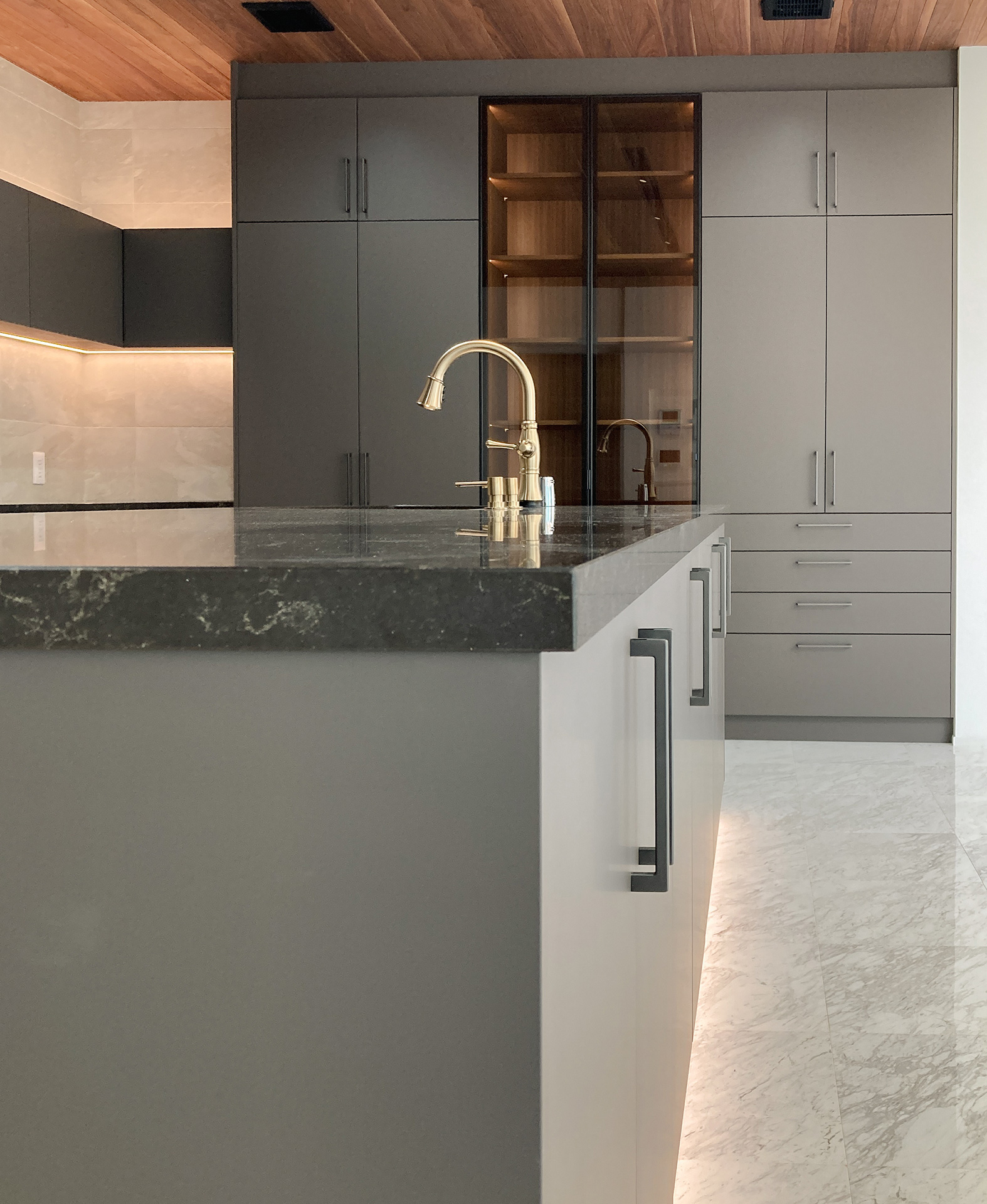 写真:ゴールドが映えるシックなグレージュキッチン