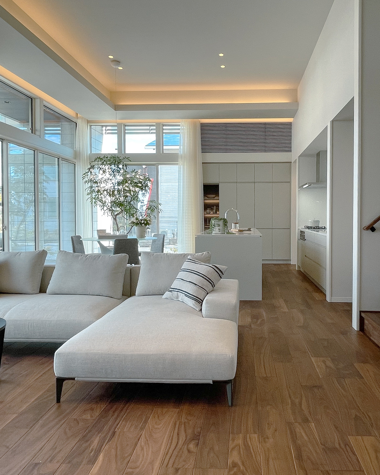 空間に調和するシンプルキッチン