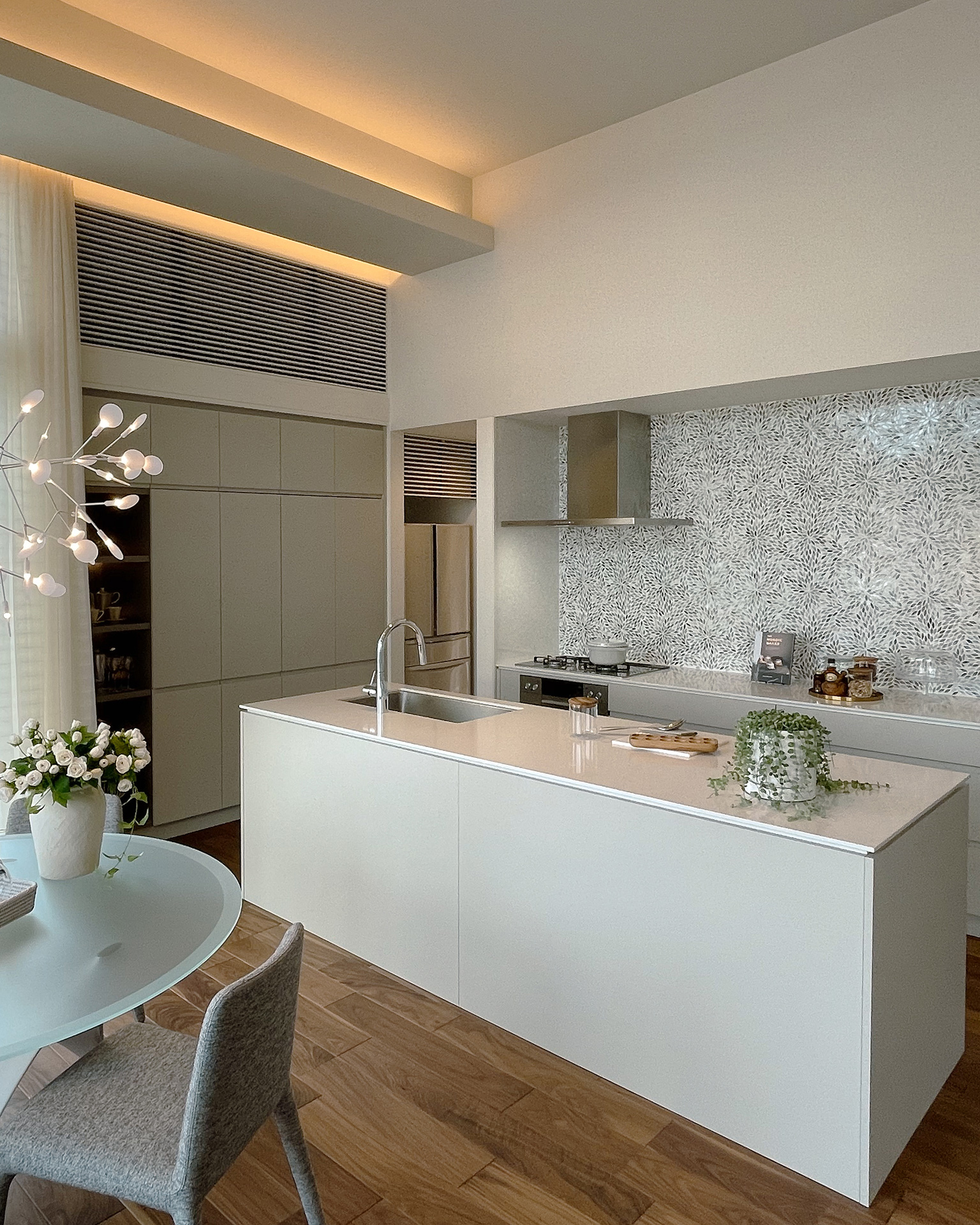 写真:空間に調和するシンプルキッチン