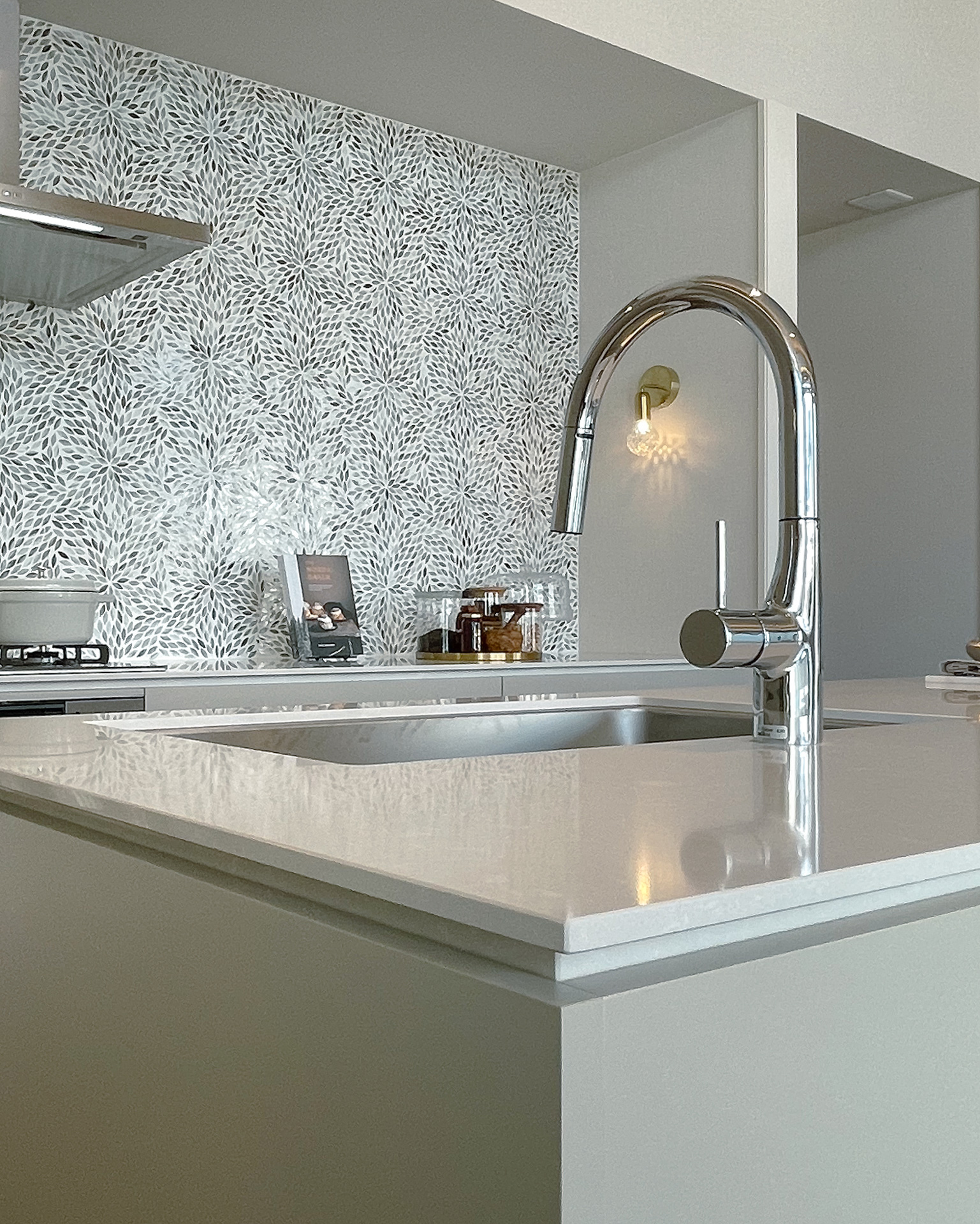 写真:空間に調和するシンプルキッチン