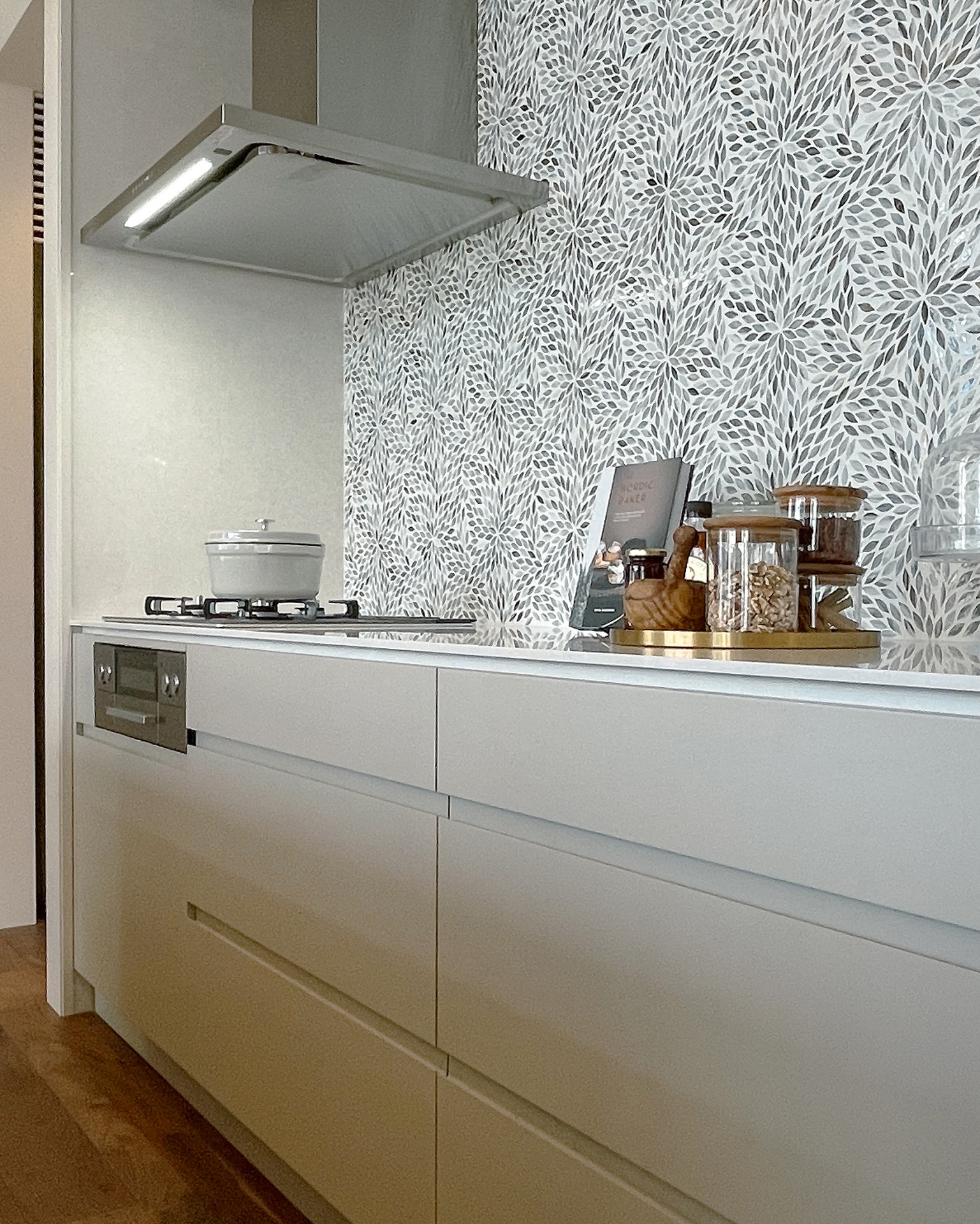 写真:空間に調和するシンプルキッチン