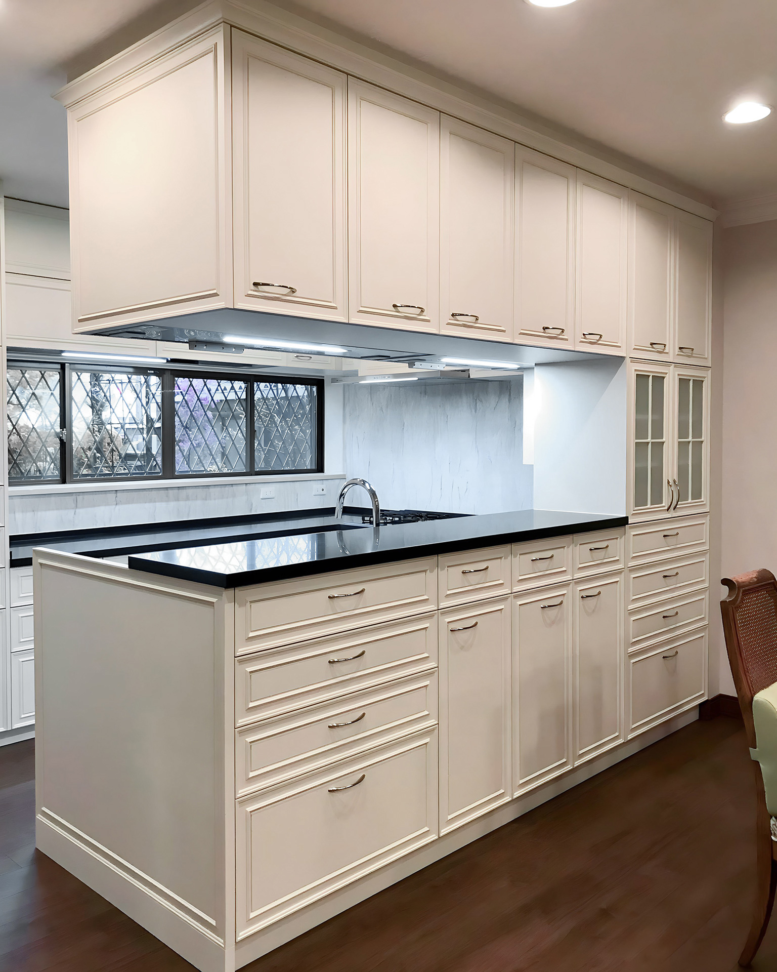 海外のキッチンのようなコの字型プラン