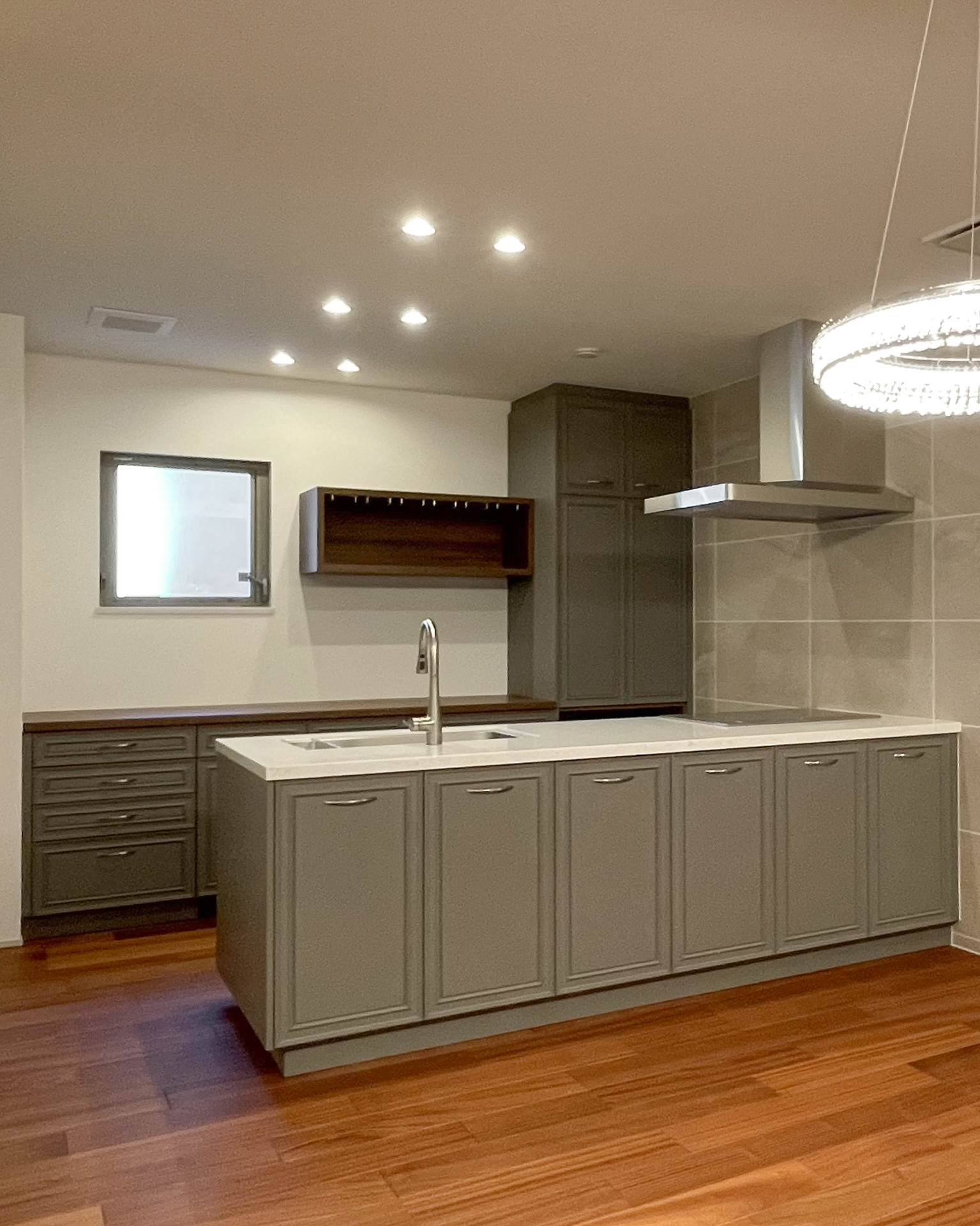 框扉の陰影が、キッチンに表情をもたらす