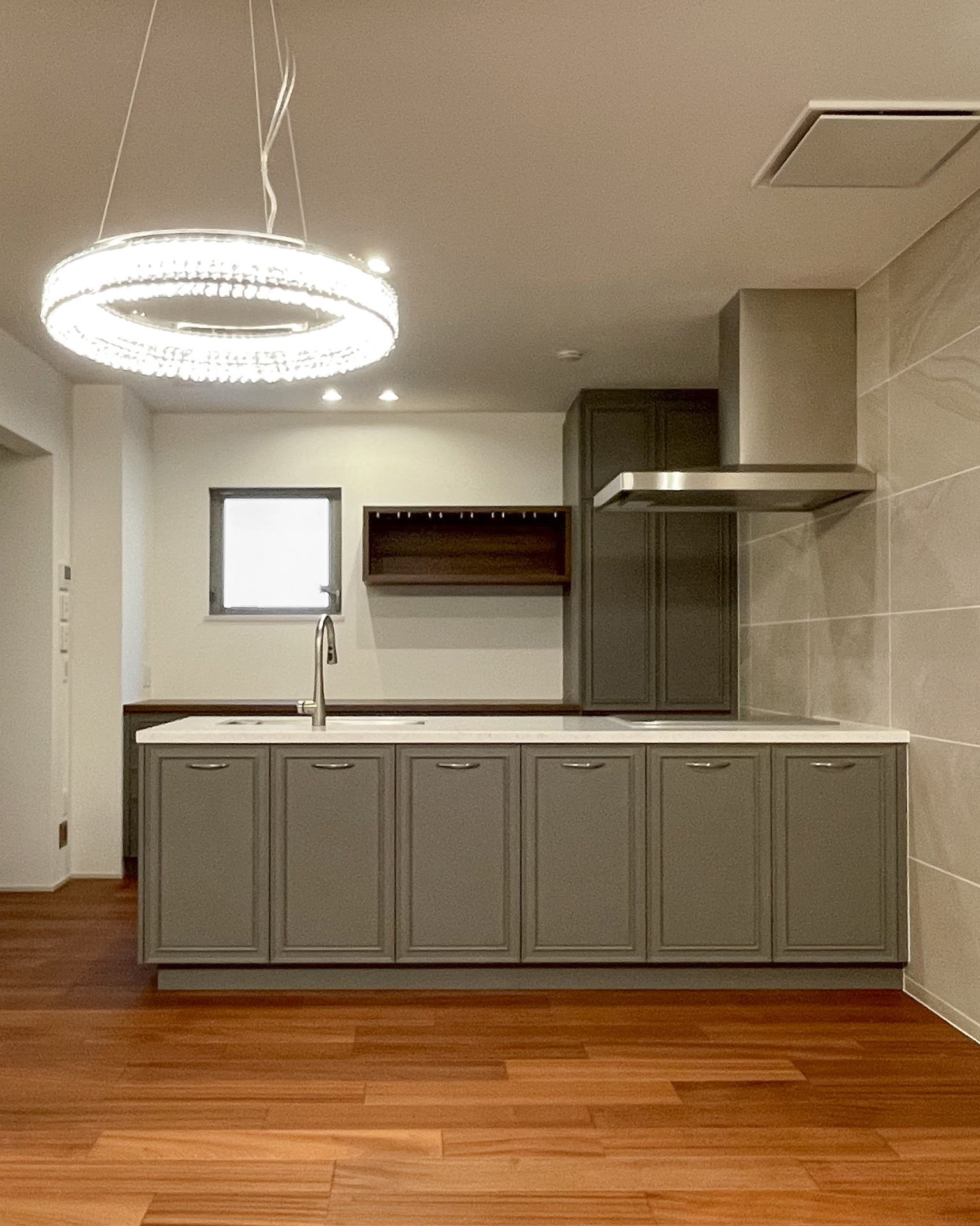 写真:框扉の陰影が、キッチンに表情をもたらす