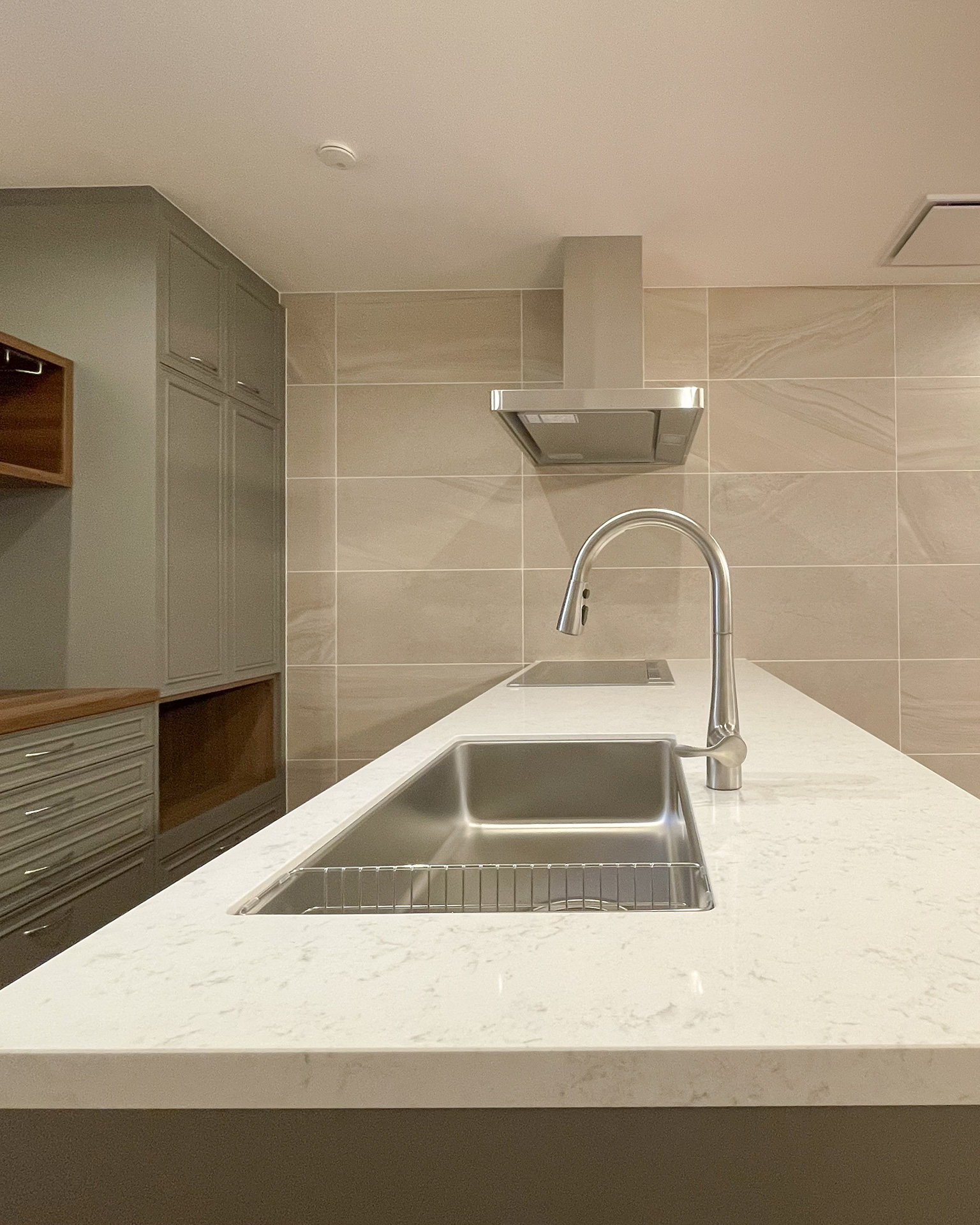 写真:框扉の陰影が、キッチンに表情をもたらす